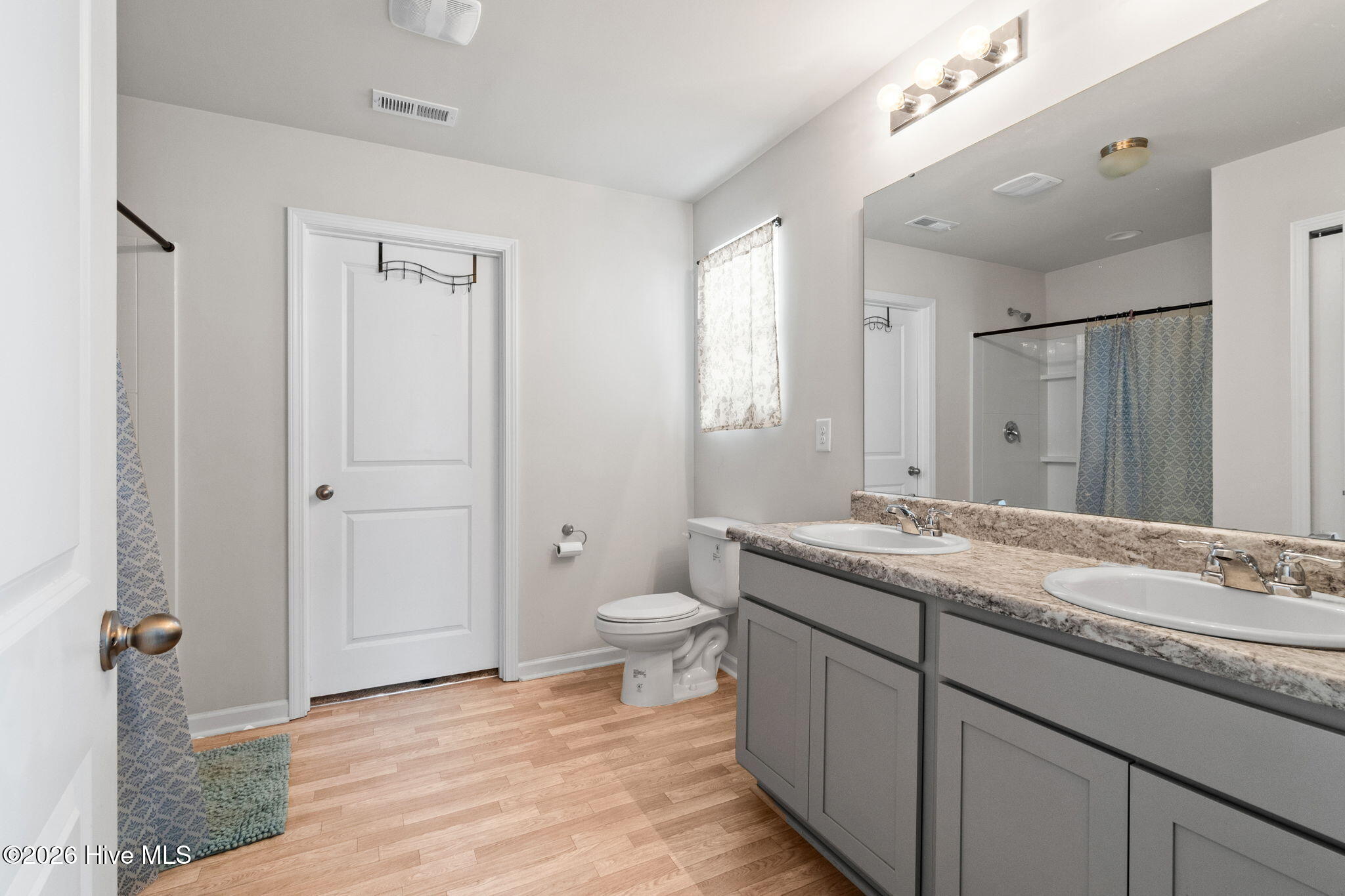 100560384 | Photo 13