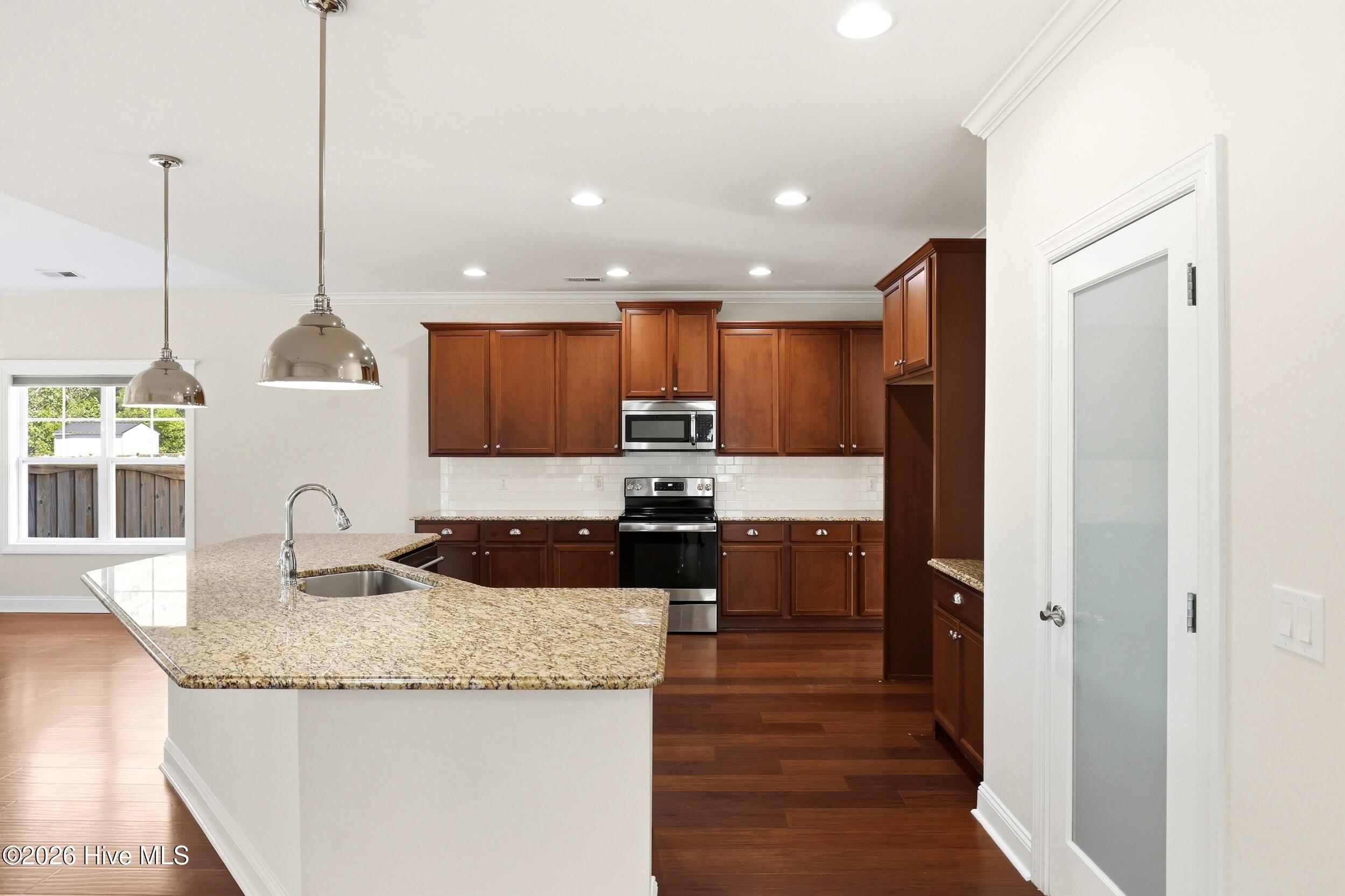 100569352 | Photo 12