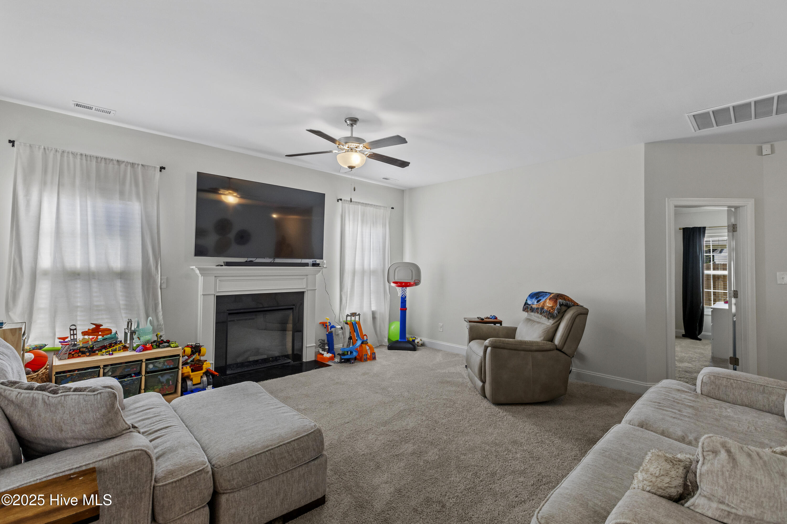 100518858 | Photo 11