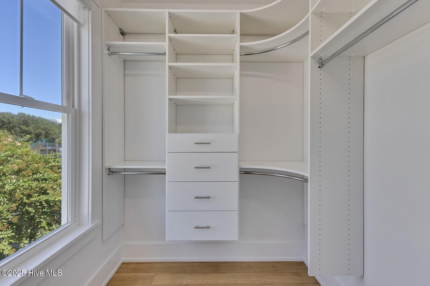 100537523 | Photo 35