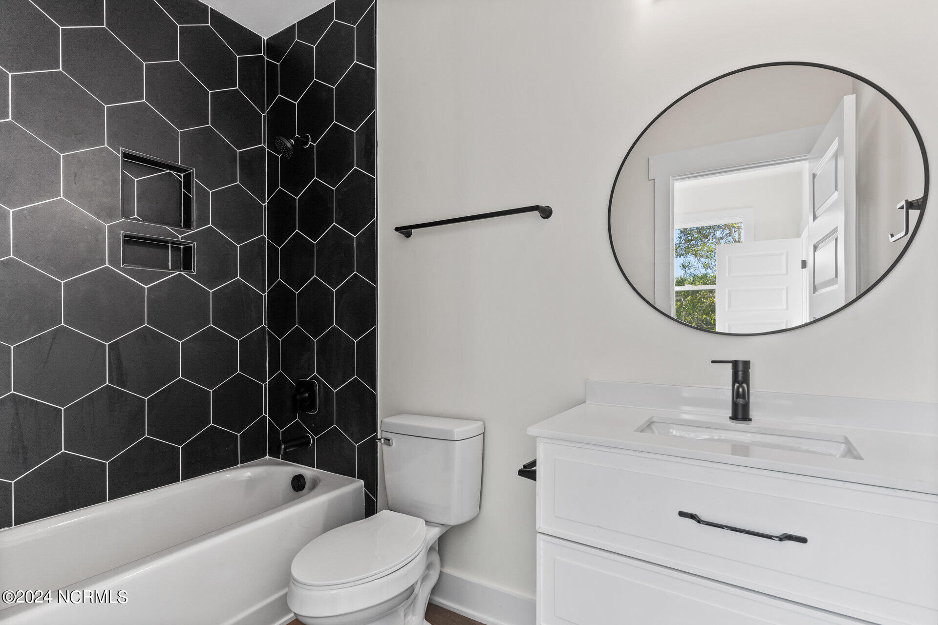 100549617 | Photo 24