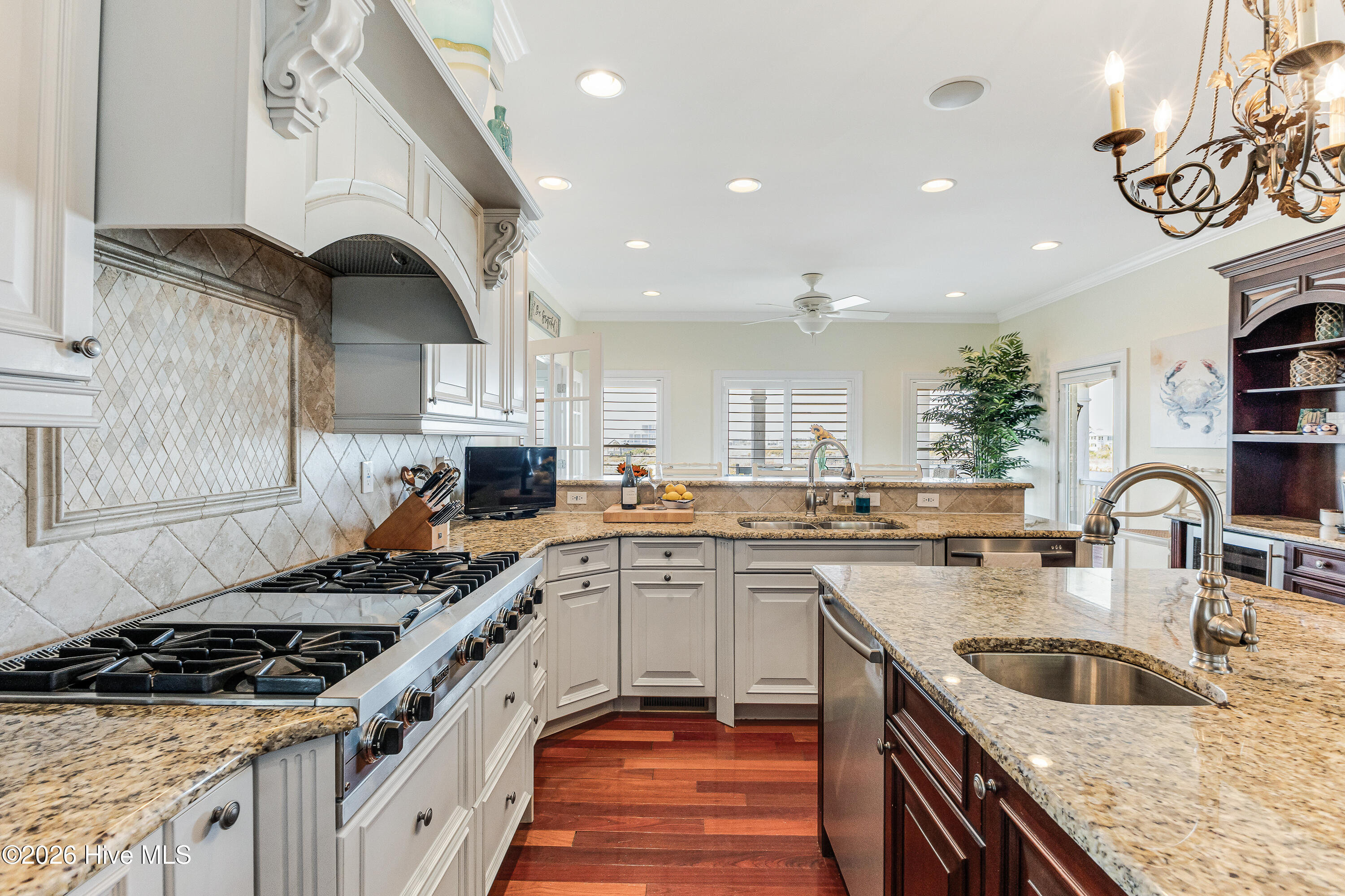 100567897 | Photo 21