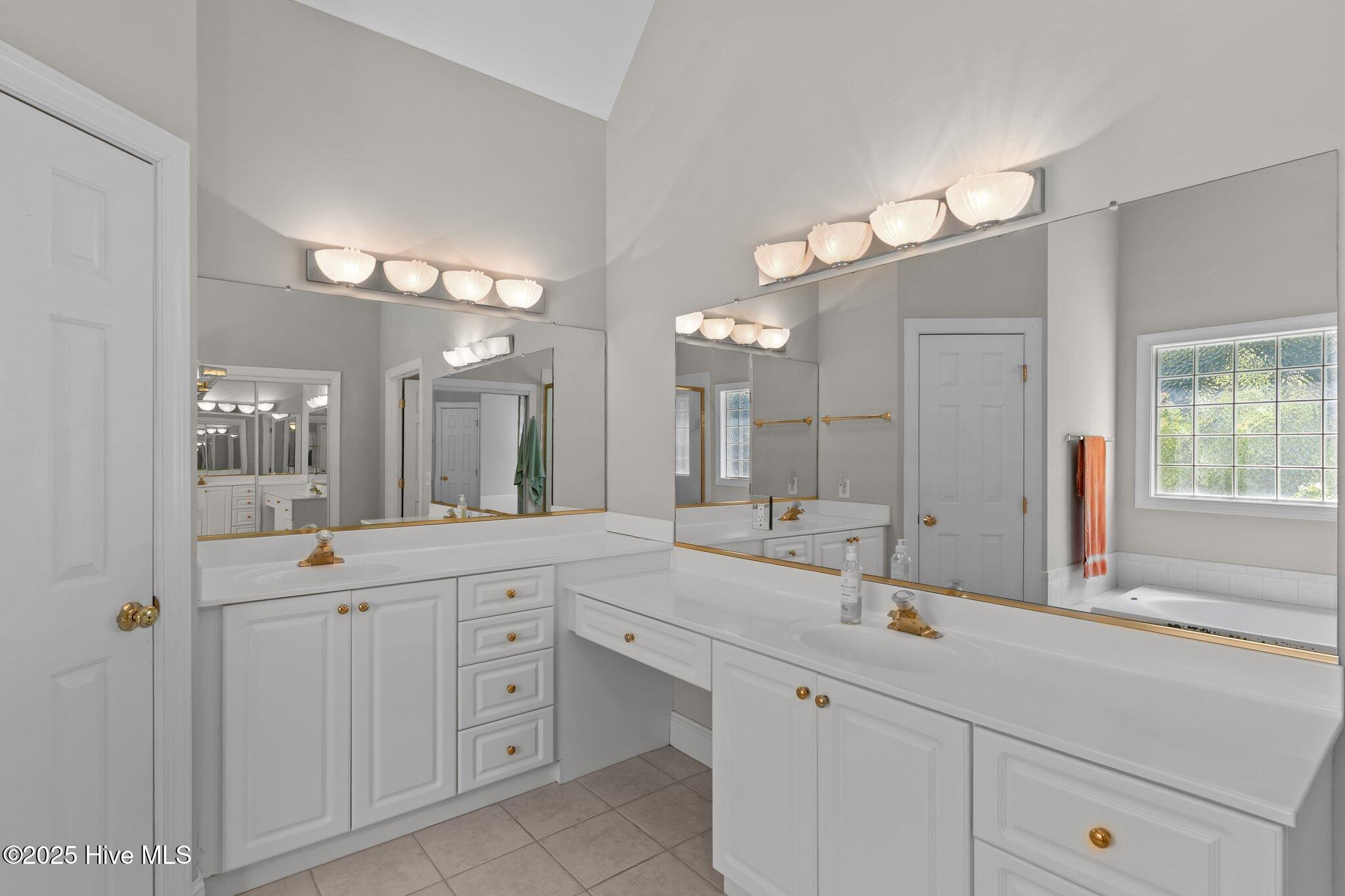 100549329 | Photo 28