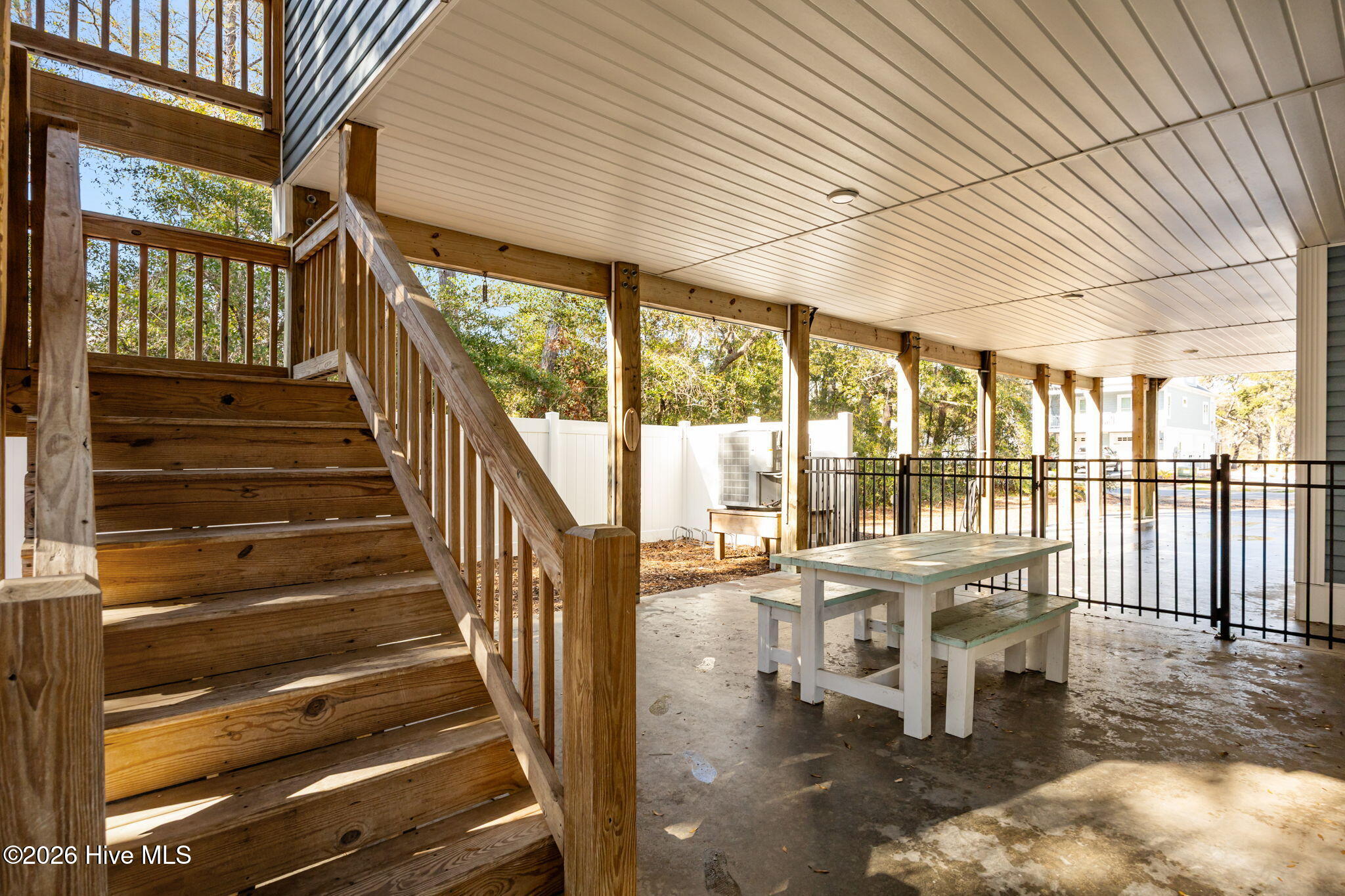 100548443 | Photo 41