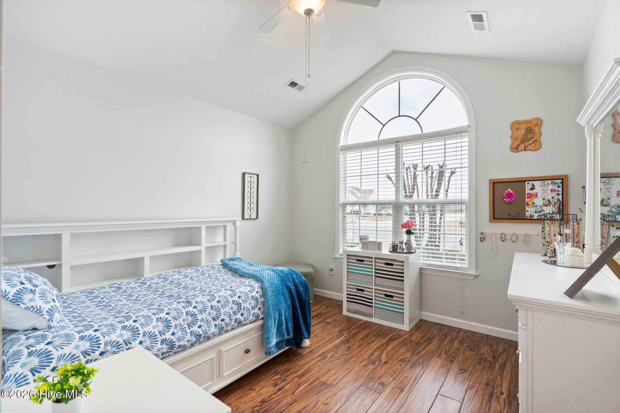 100557294 | Photo 36