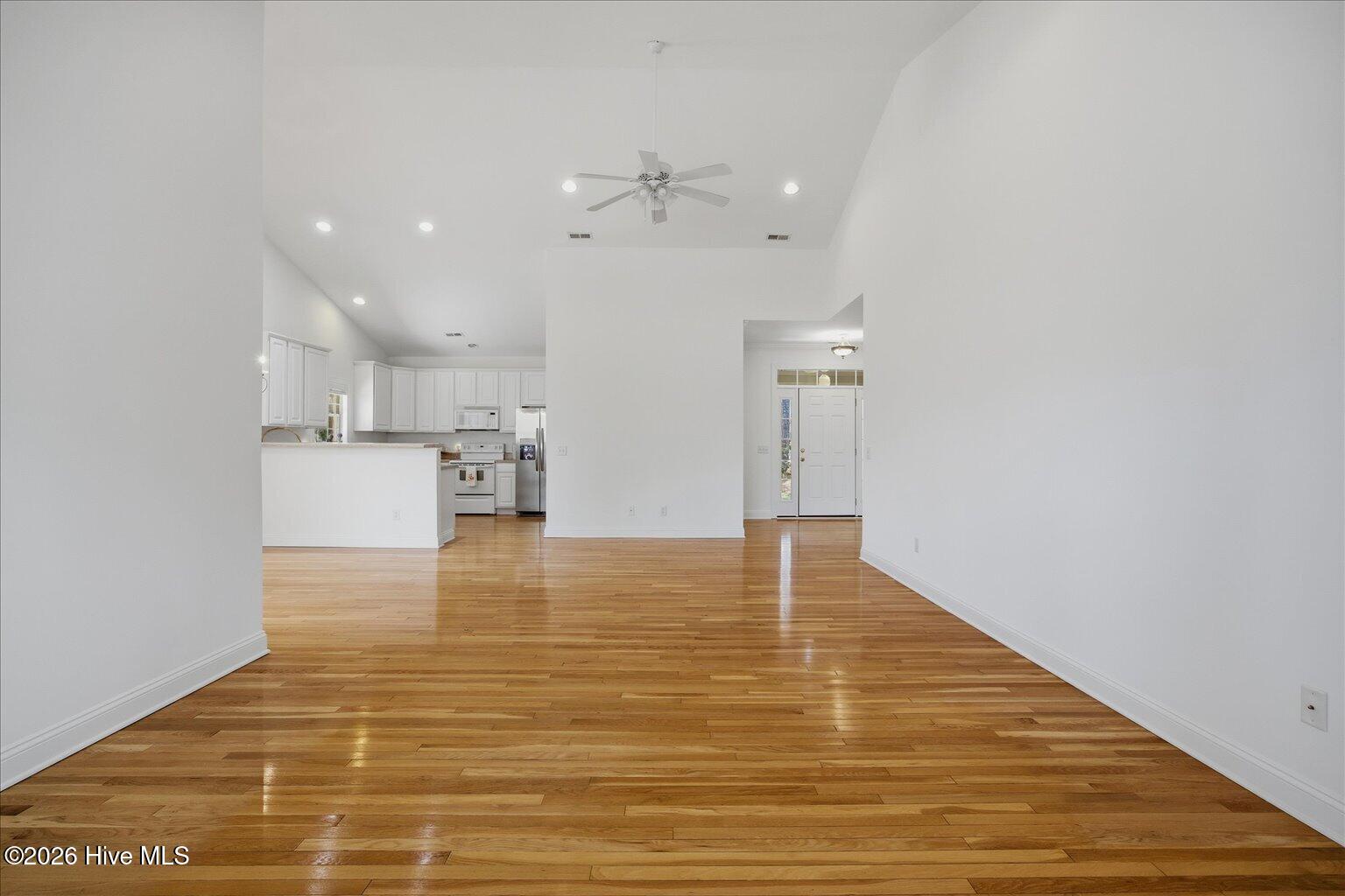 100564085 | Photo 16