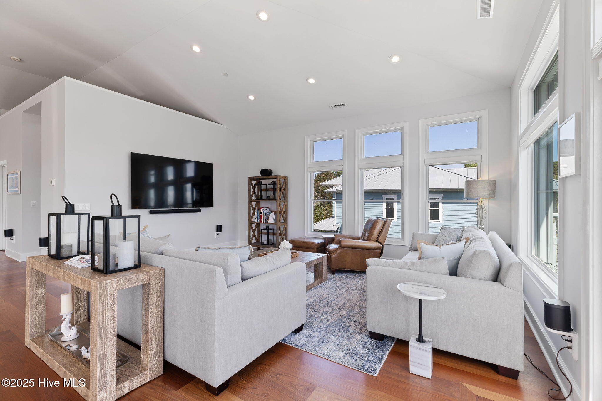 100548263 | Photo 16