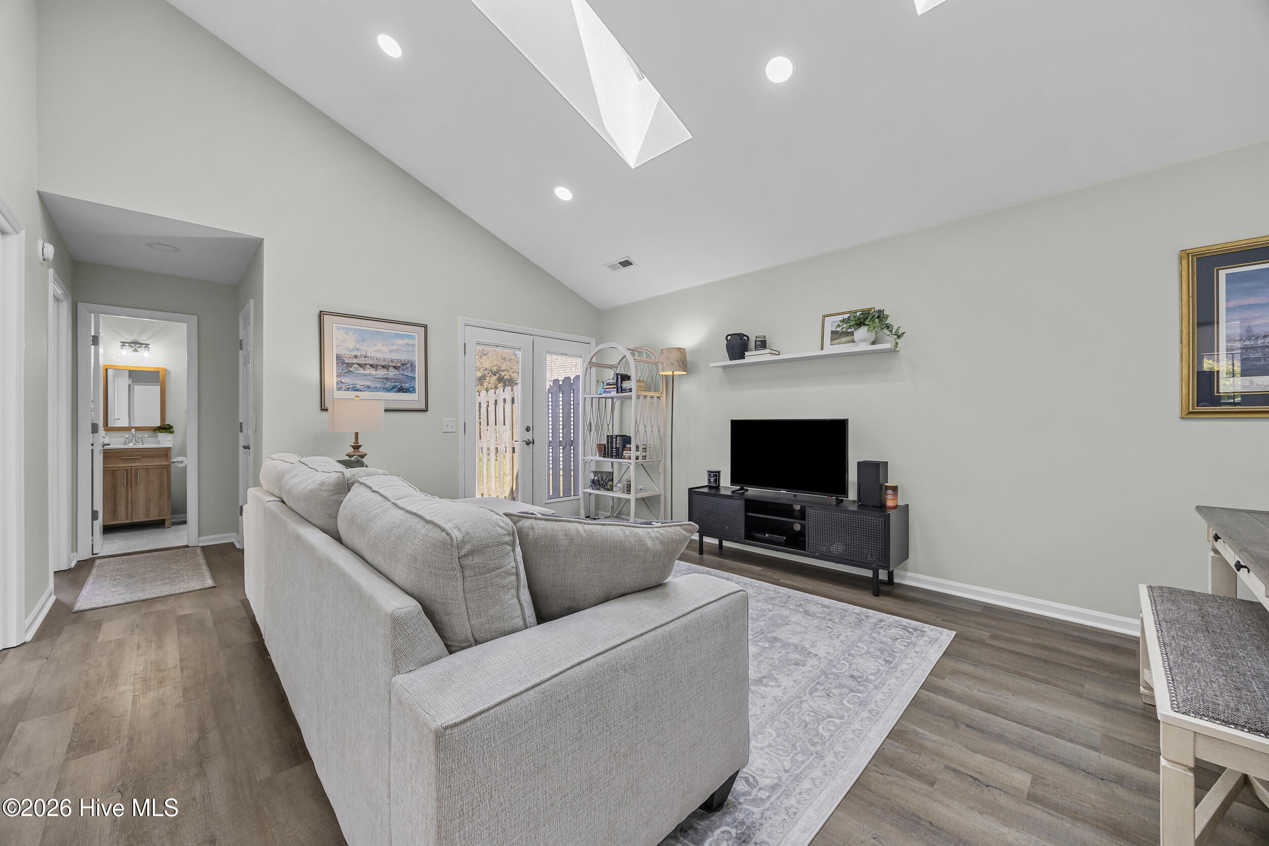 100563217 | Photo 13