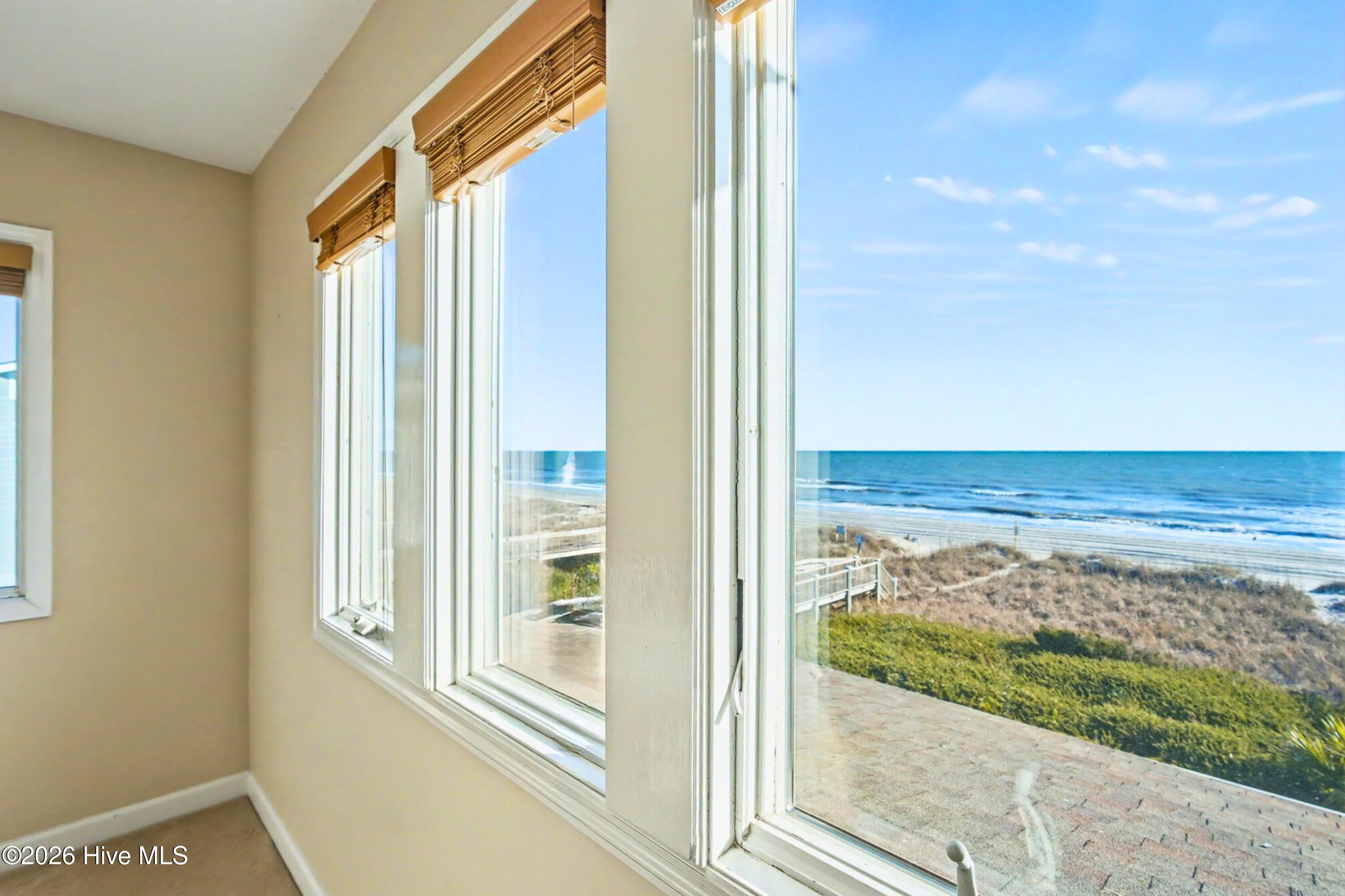 100549860 | Photo 15