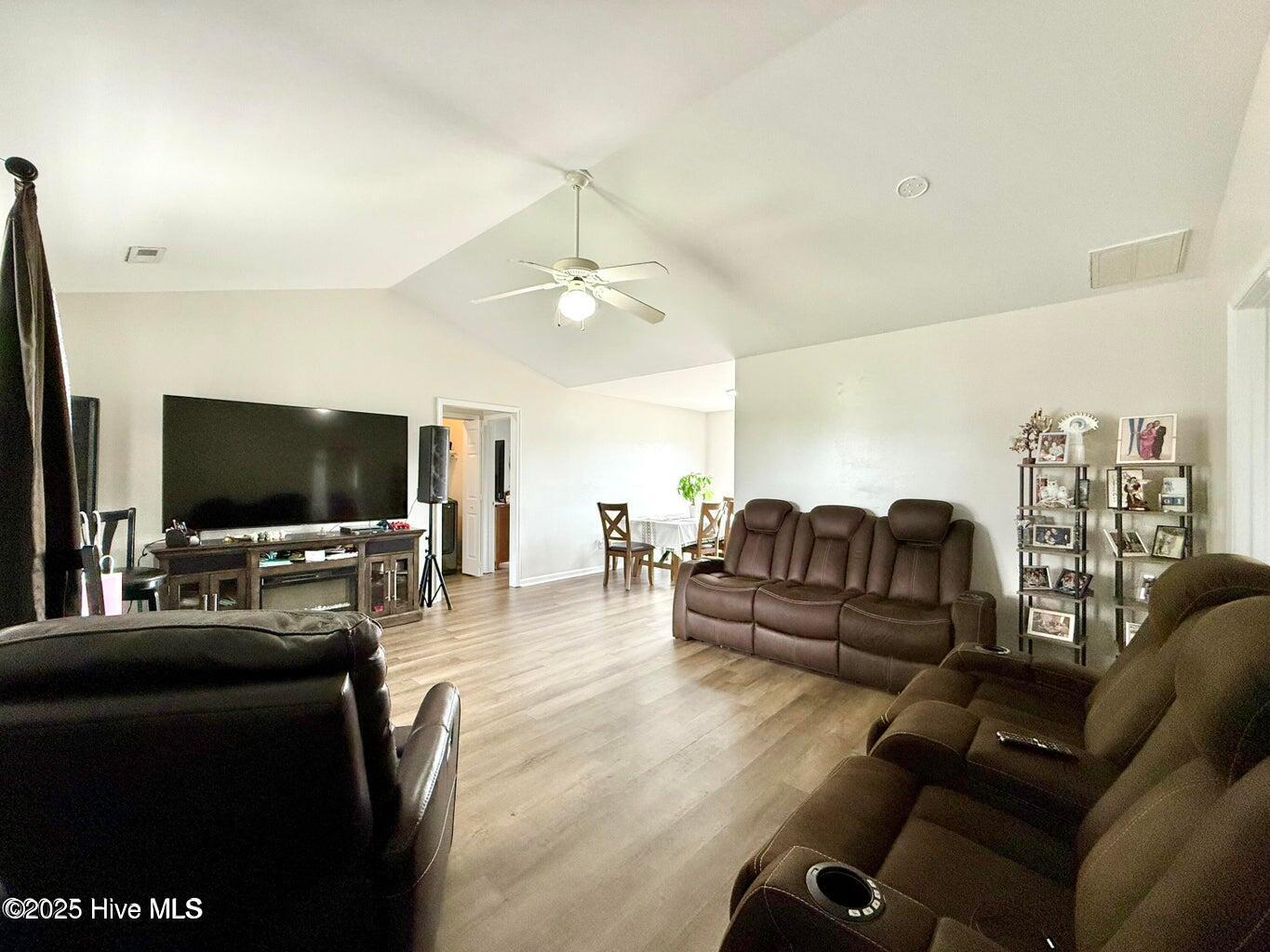 100528978 | Photo 12