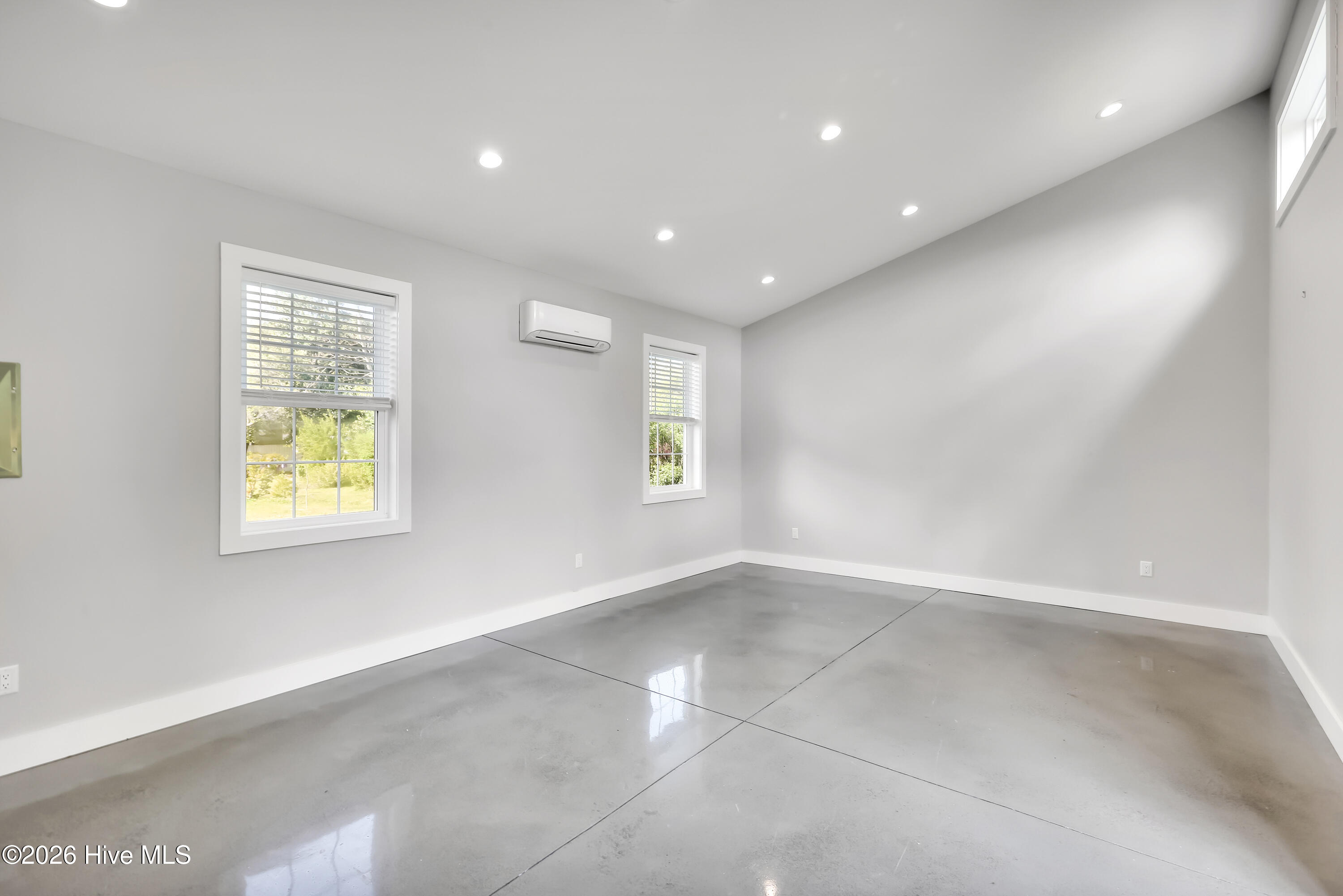 100565189 | Photo 37