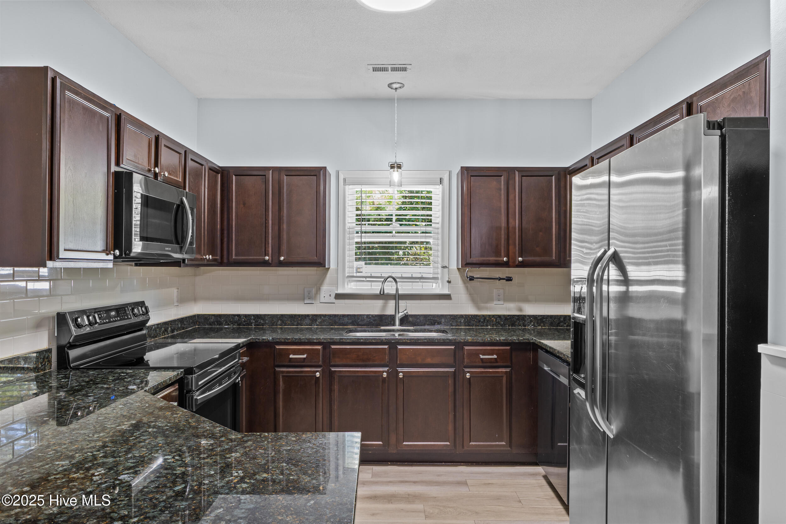 100538119 | Photo 12