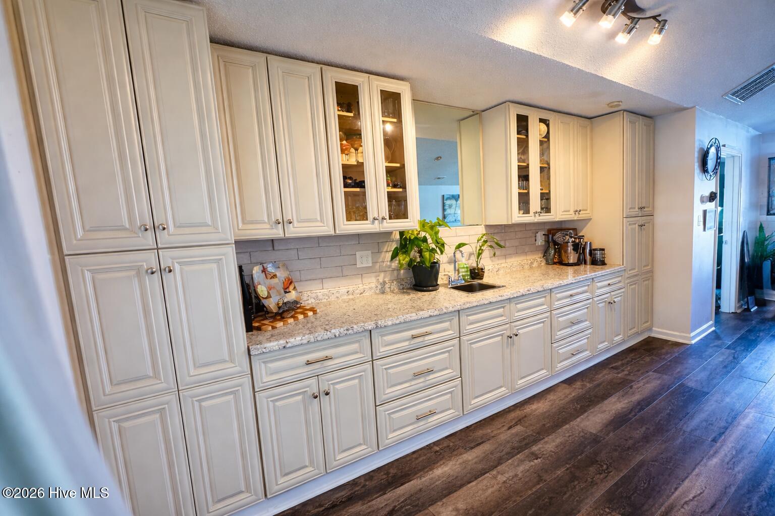 100560834 | Photo 13