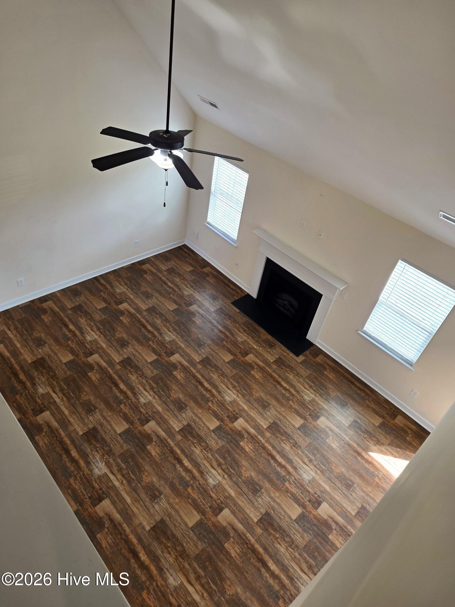 100527843 | Photo 45