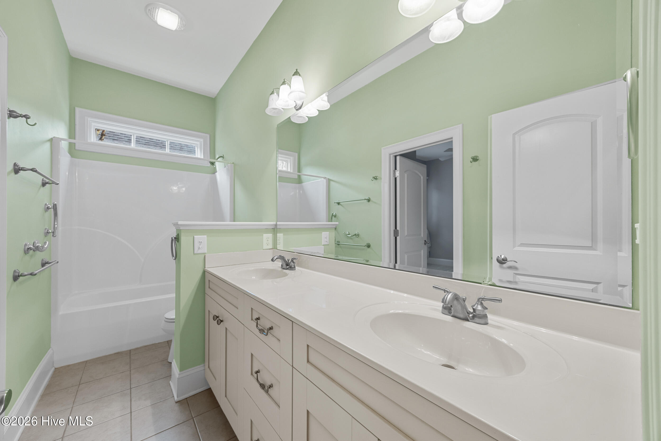 100547162 | Photo 38