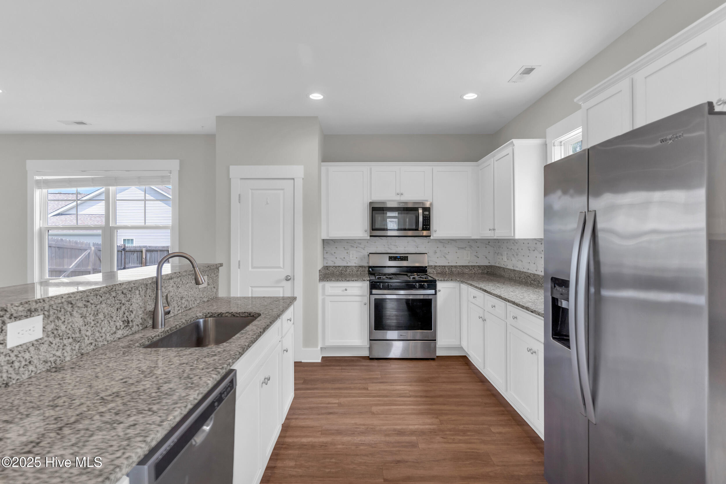 100526373 | Photo 11