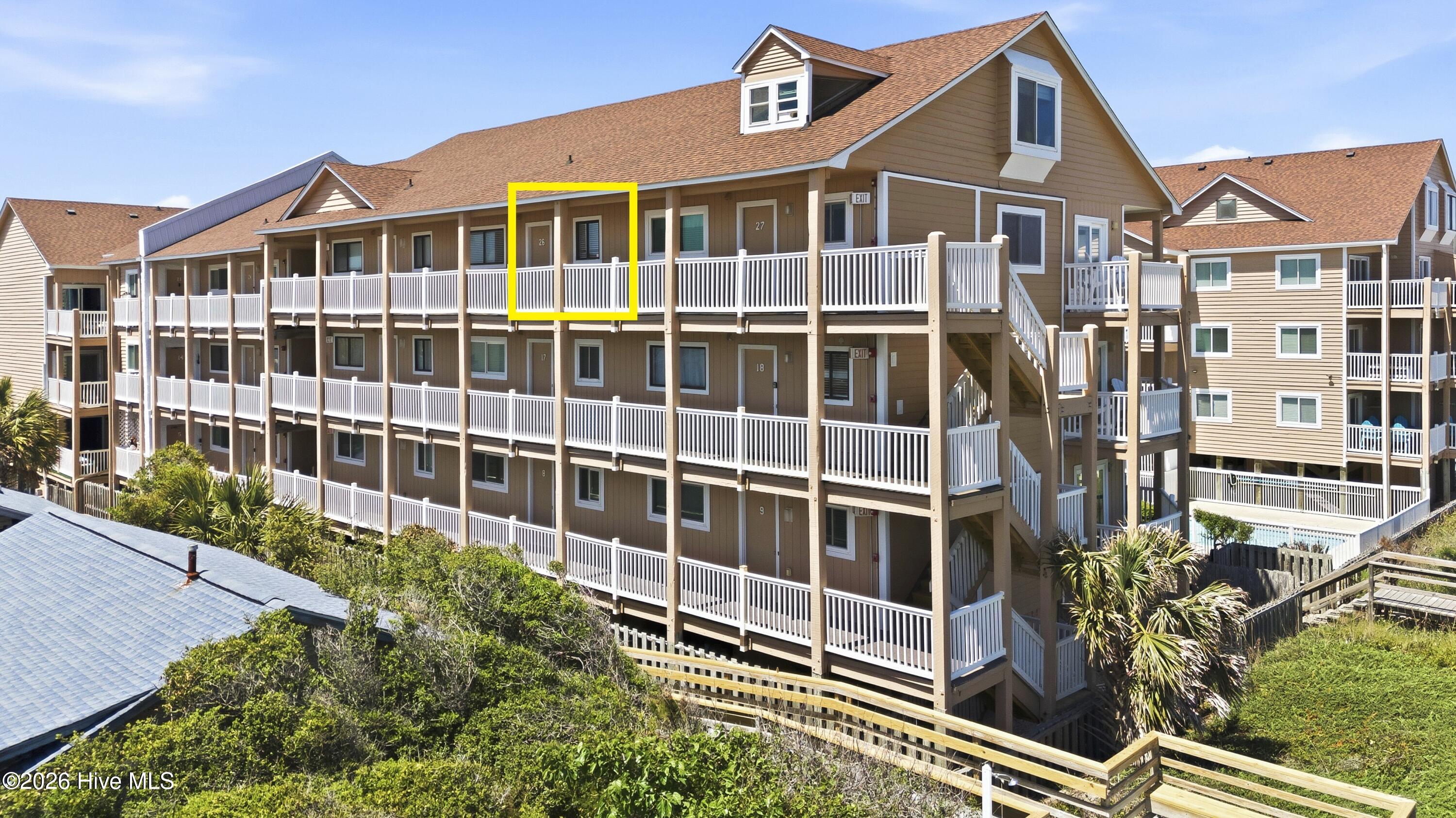 100567945 | Photo 32