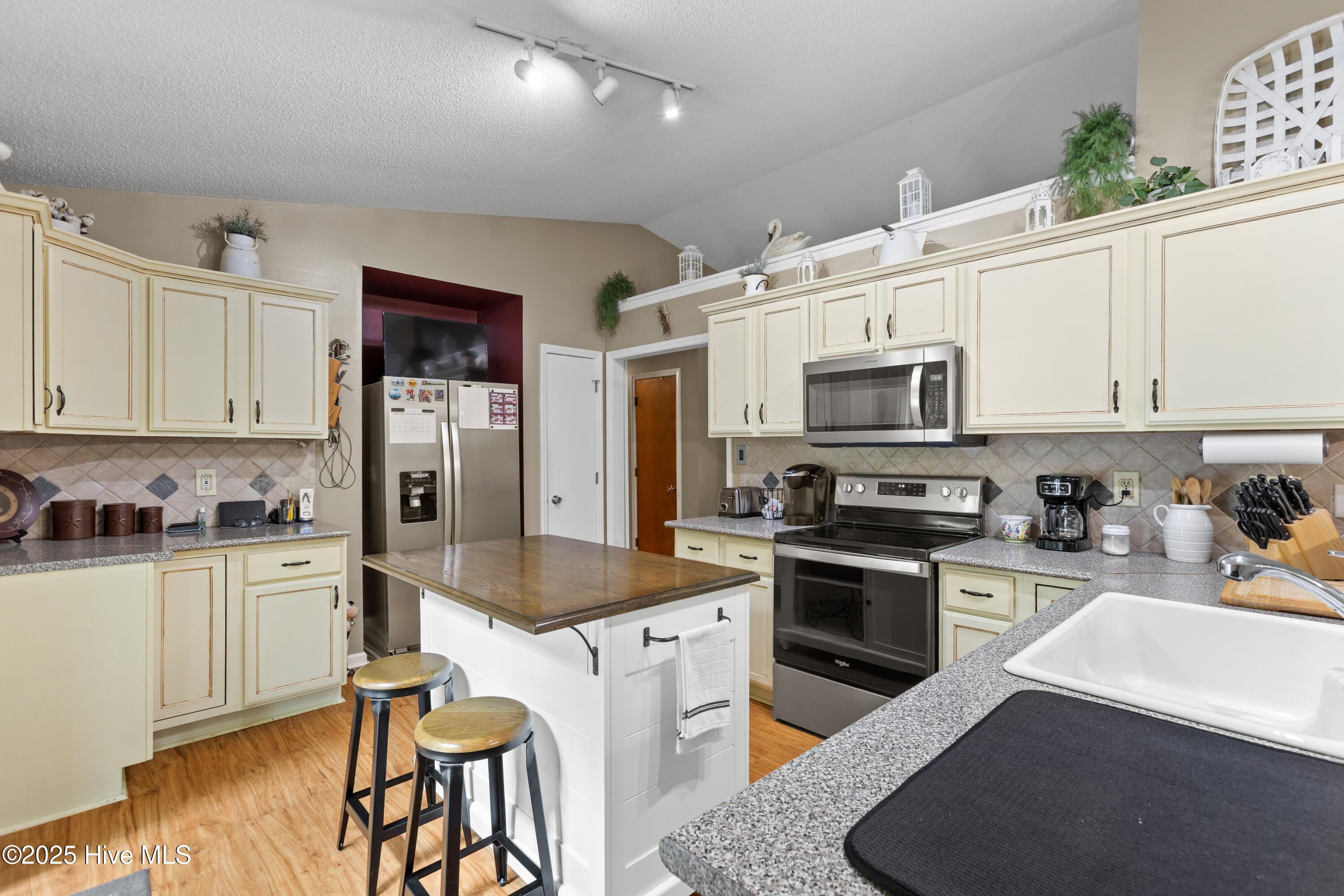 256 S Creek Drive, Jacksonville, NC 28540 – photo 10: 09-22