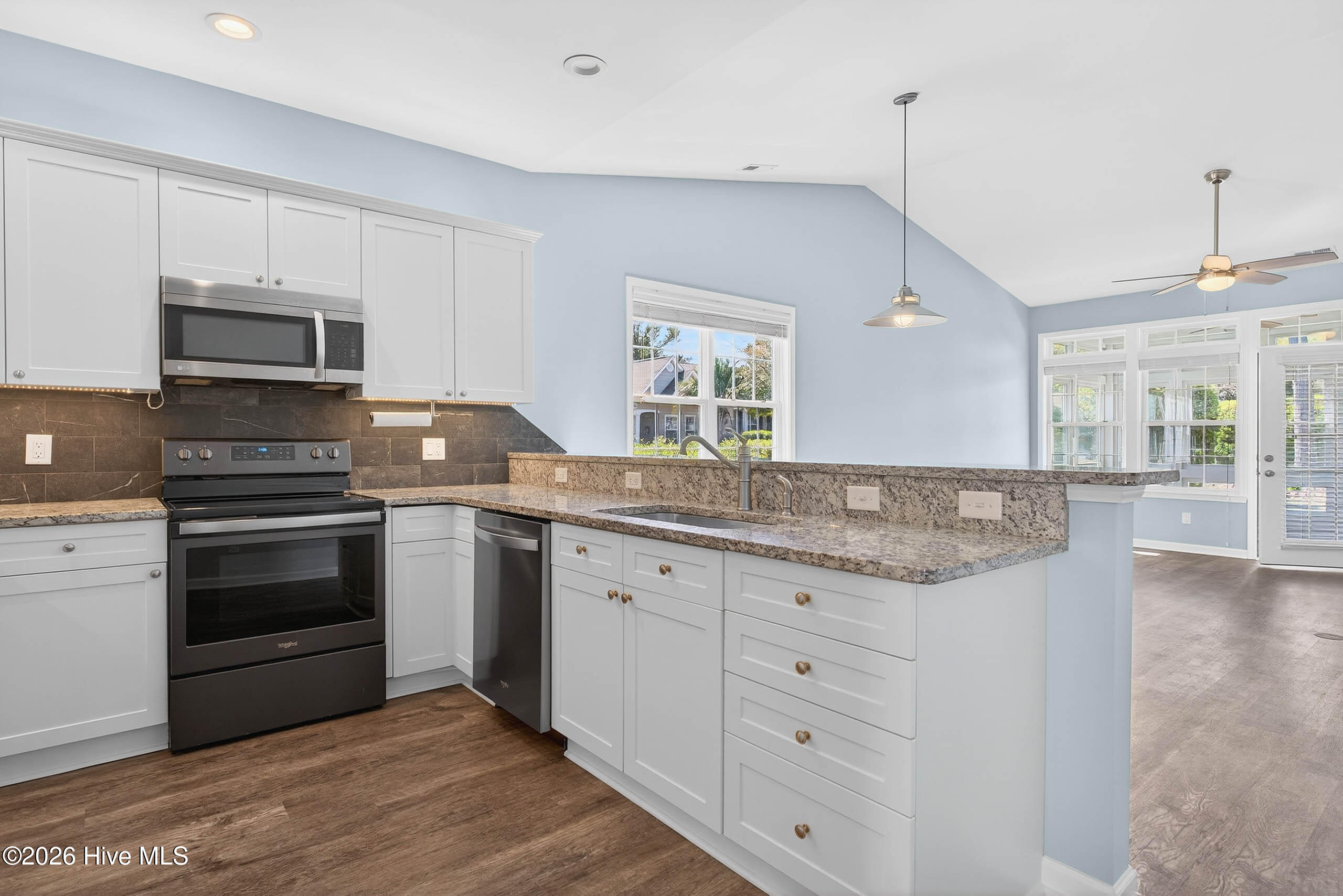 100564275 | Photo 10