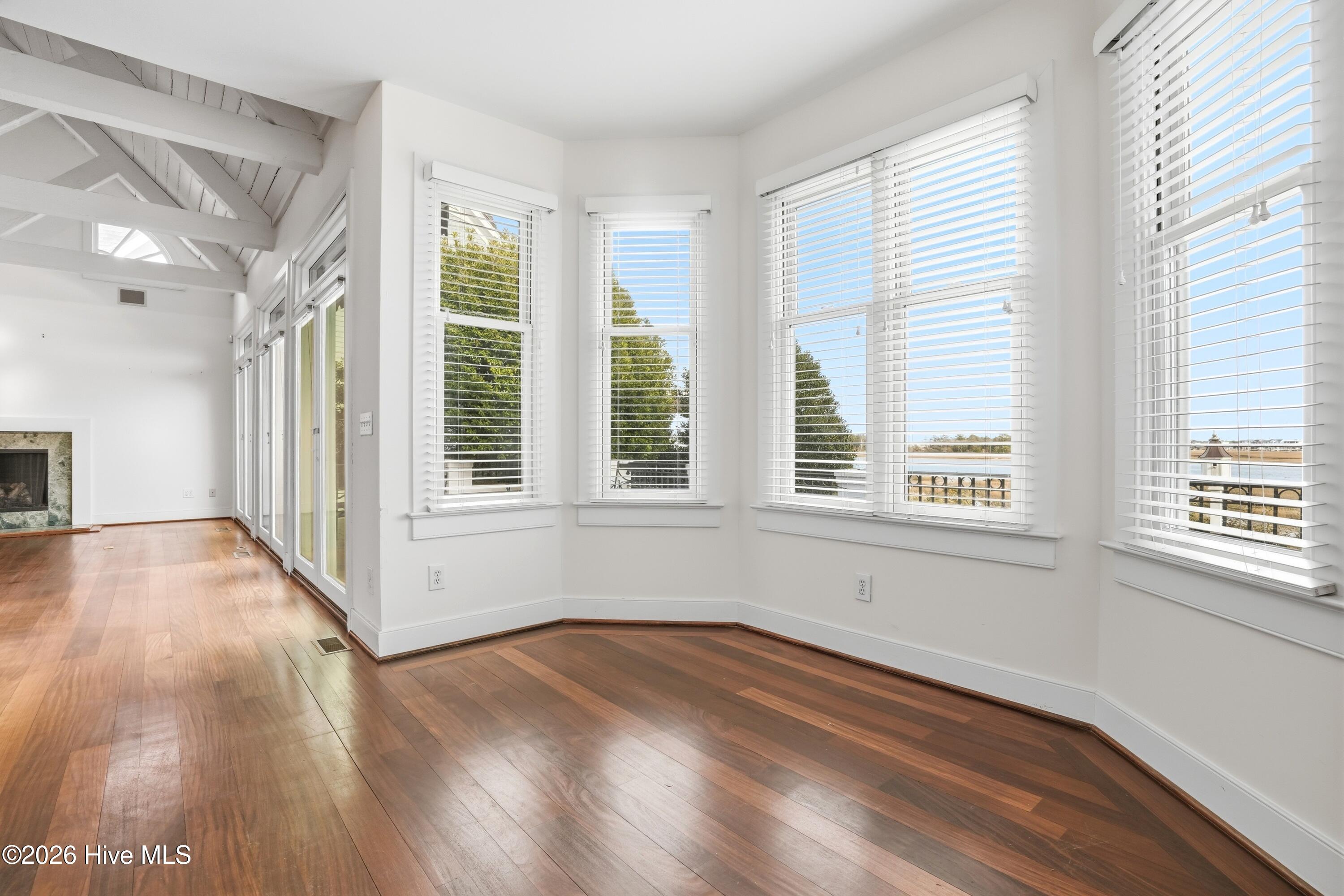 100556046 | Photo 34