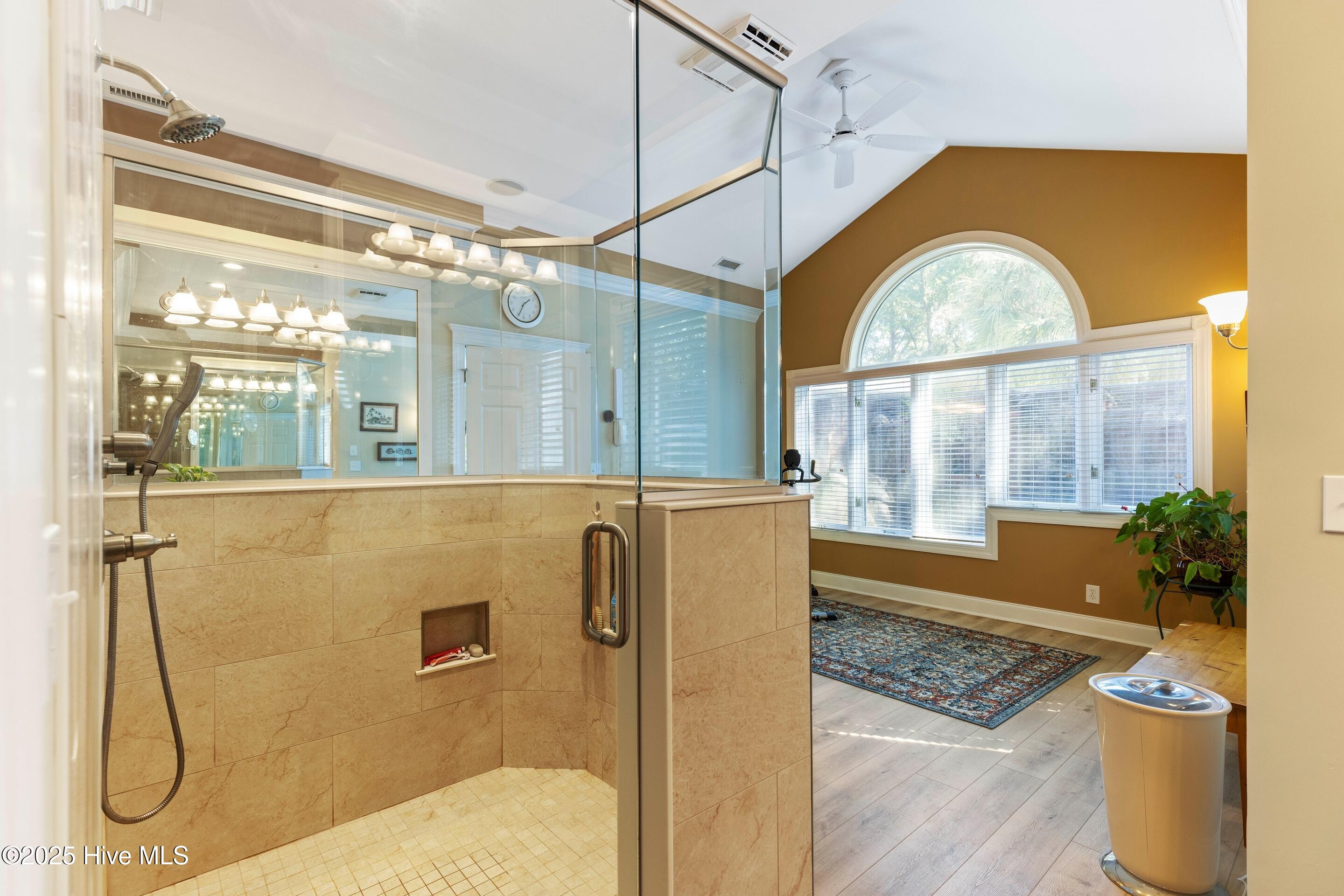 100539115 | Photo 51