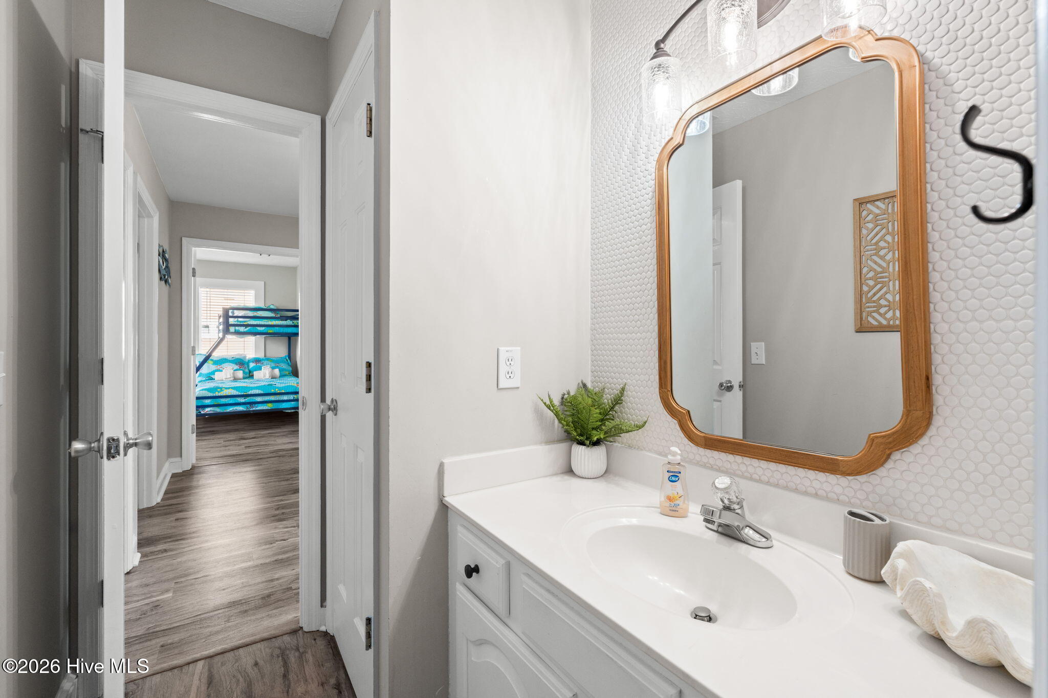 100568458 | Photo 50