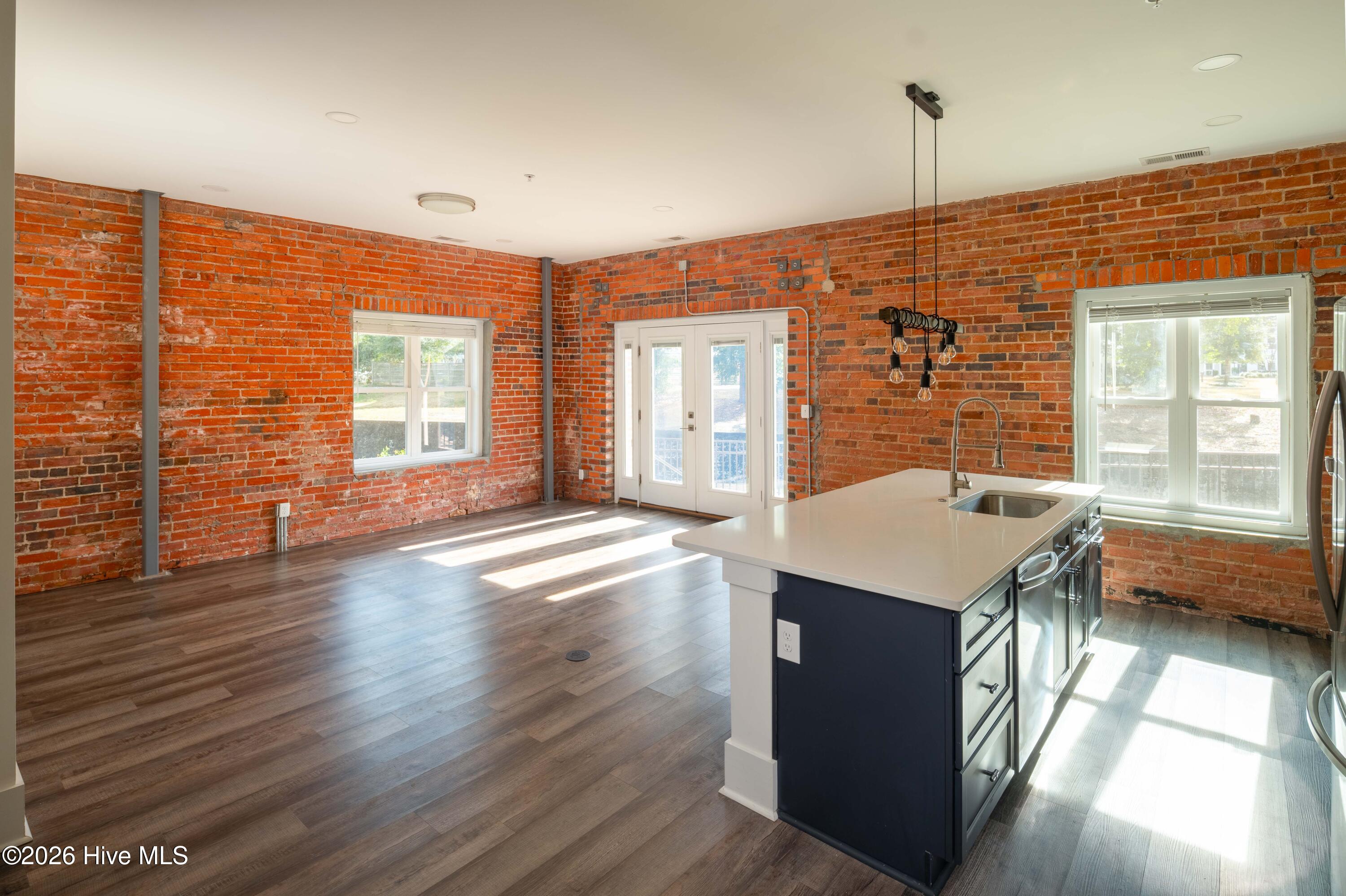 100549852 | Photo 20