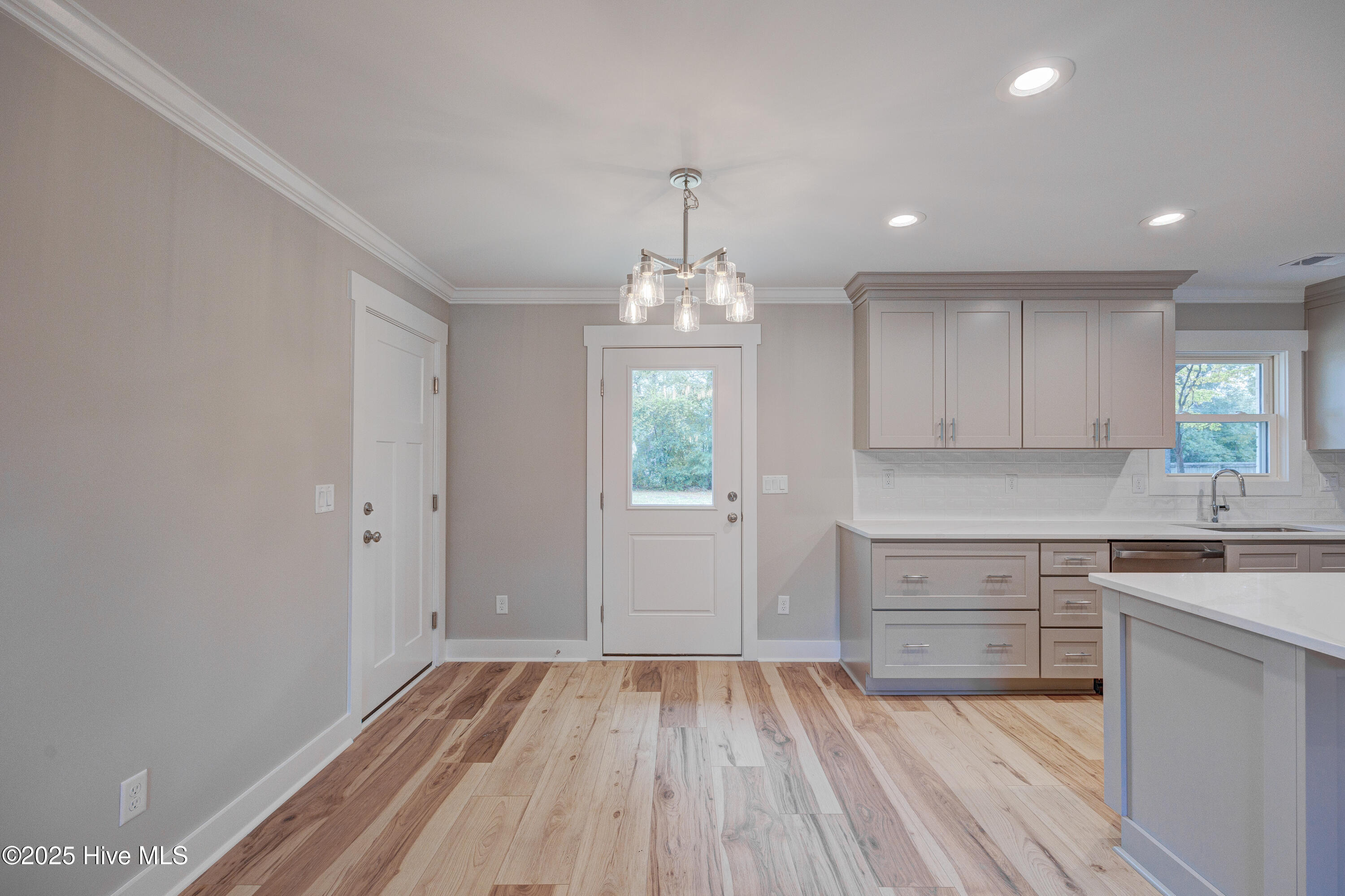 100534169 | Photo 19