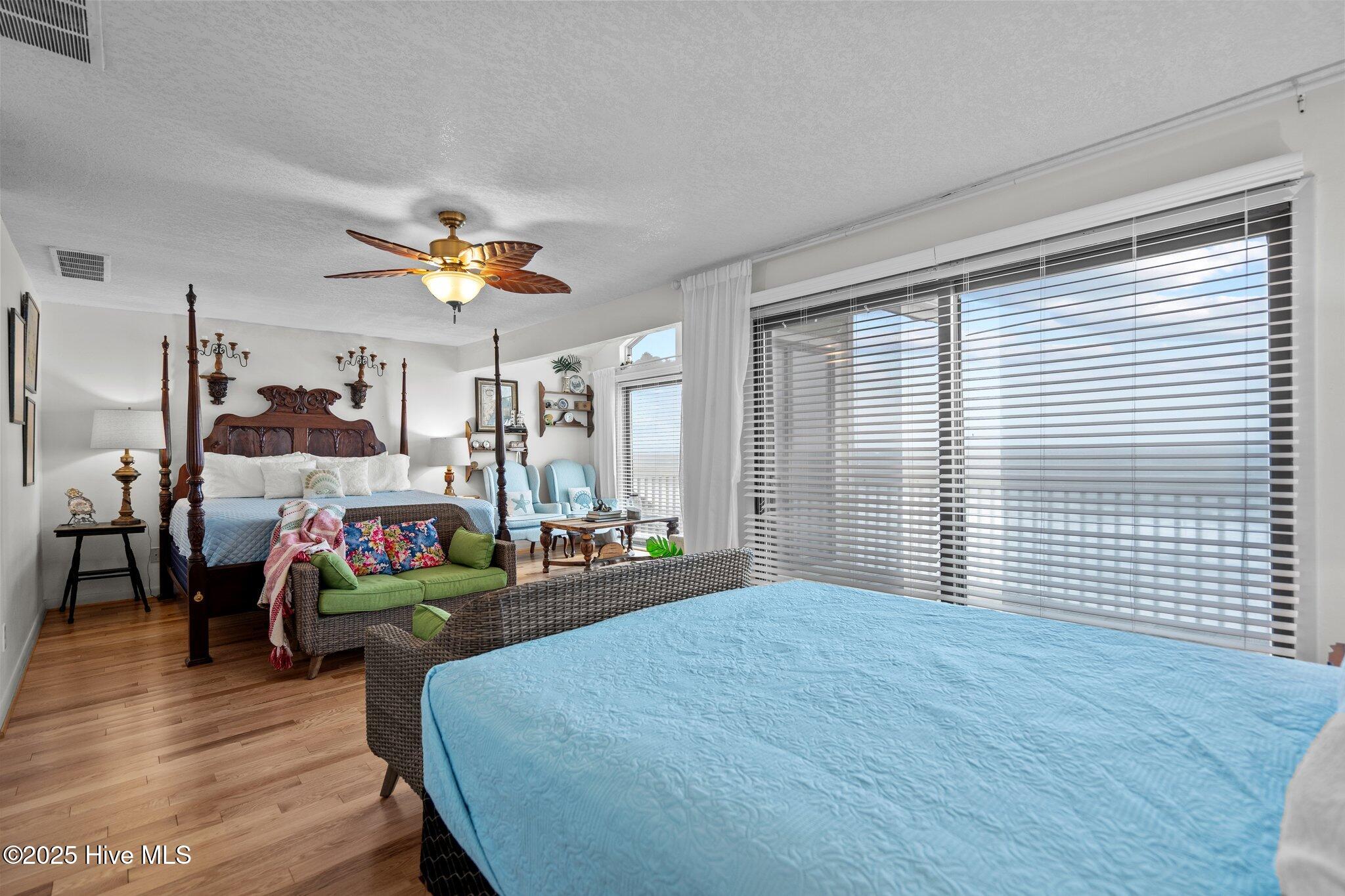 100564100 | Photo 24