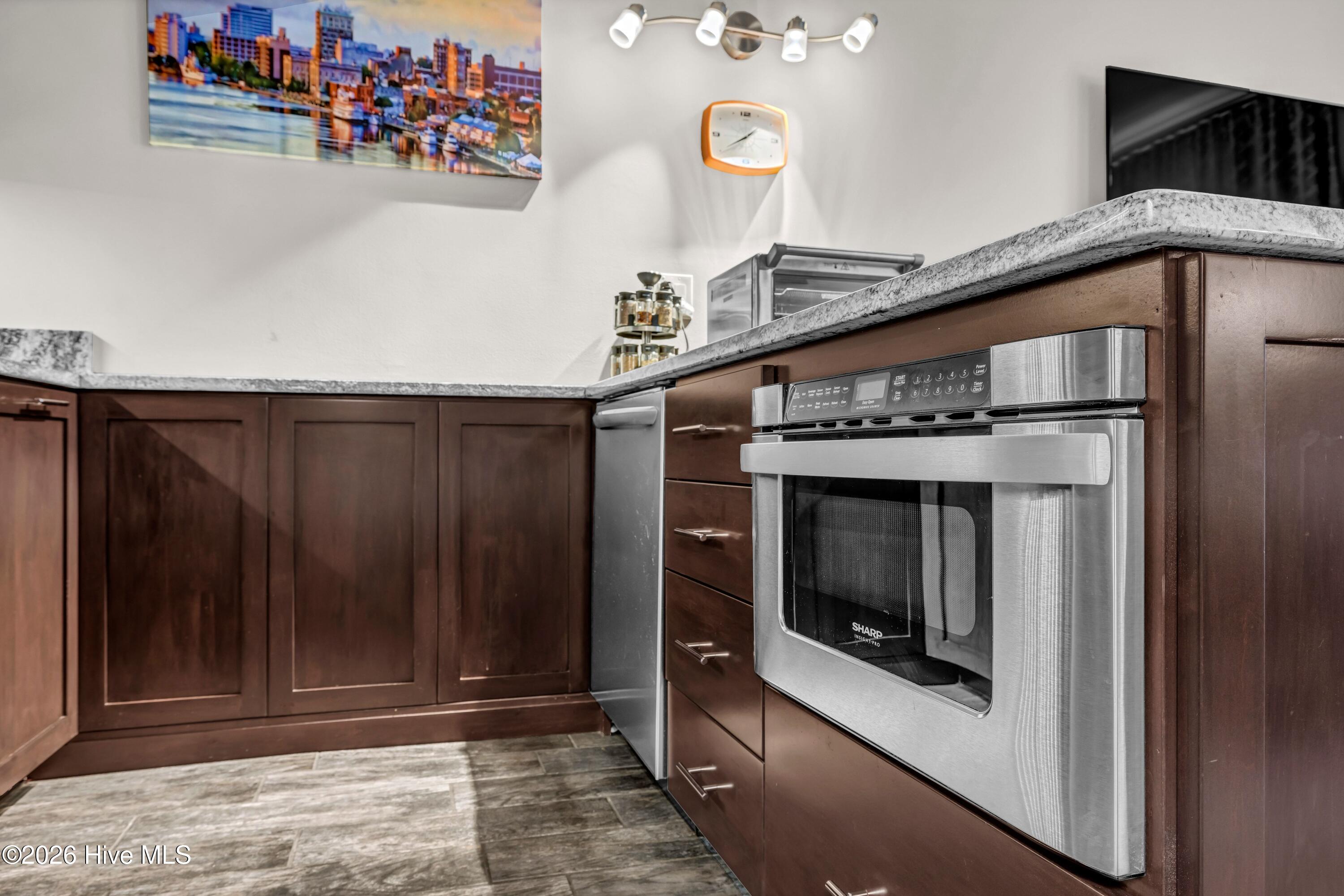 100548897 | Photo 12