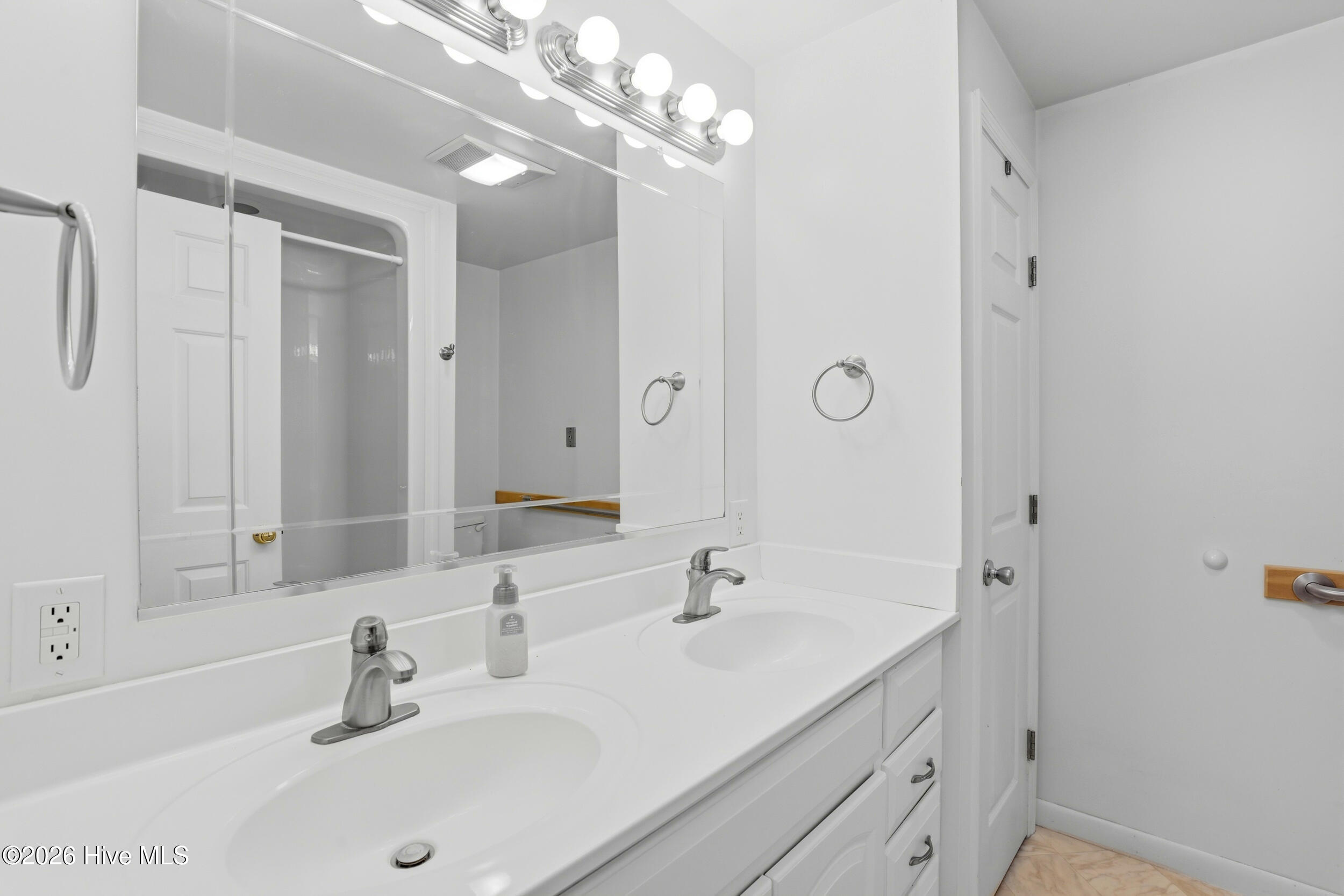 100561311 | Photo 19