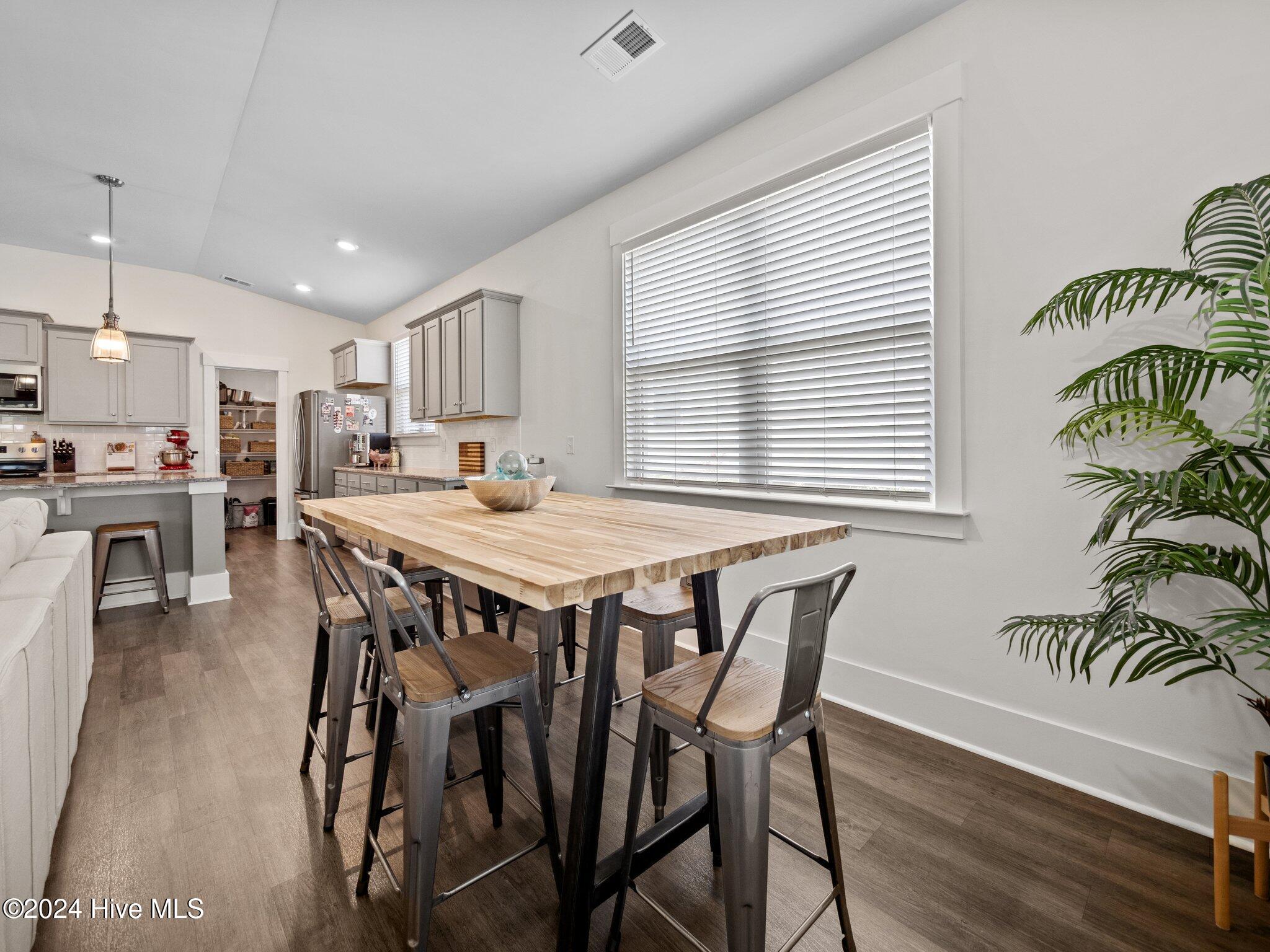 100562894 | Photo 25