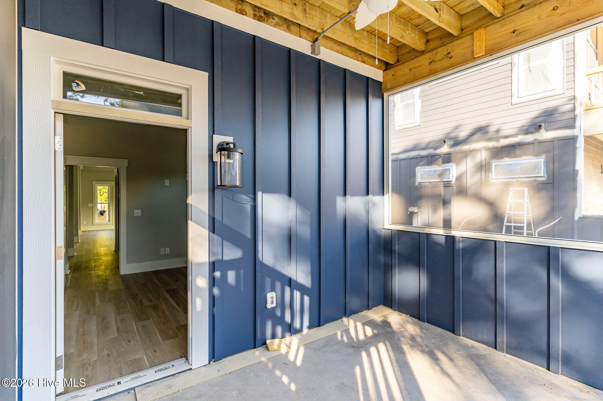 100548785 | Photo 42