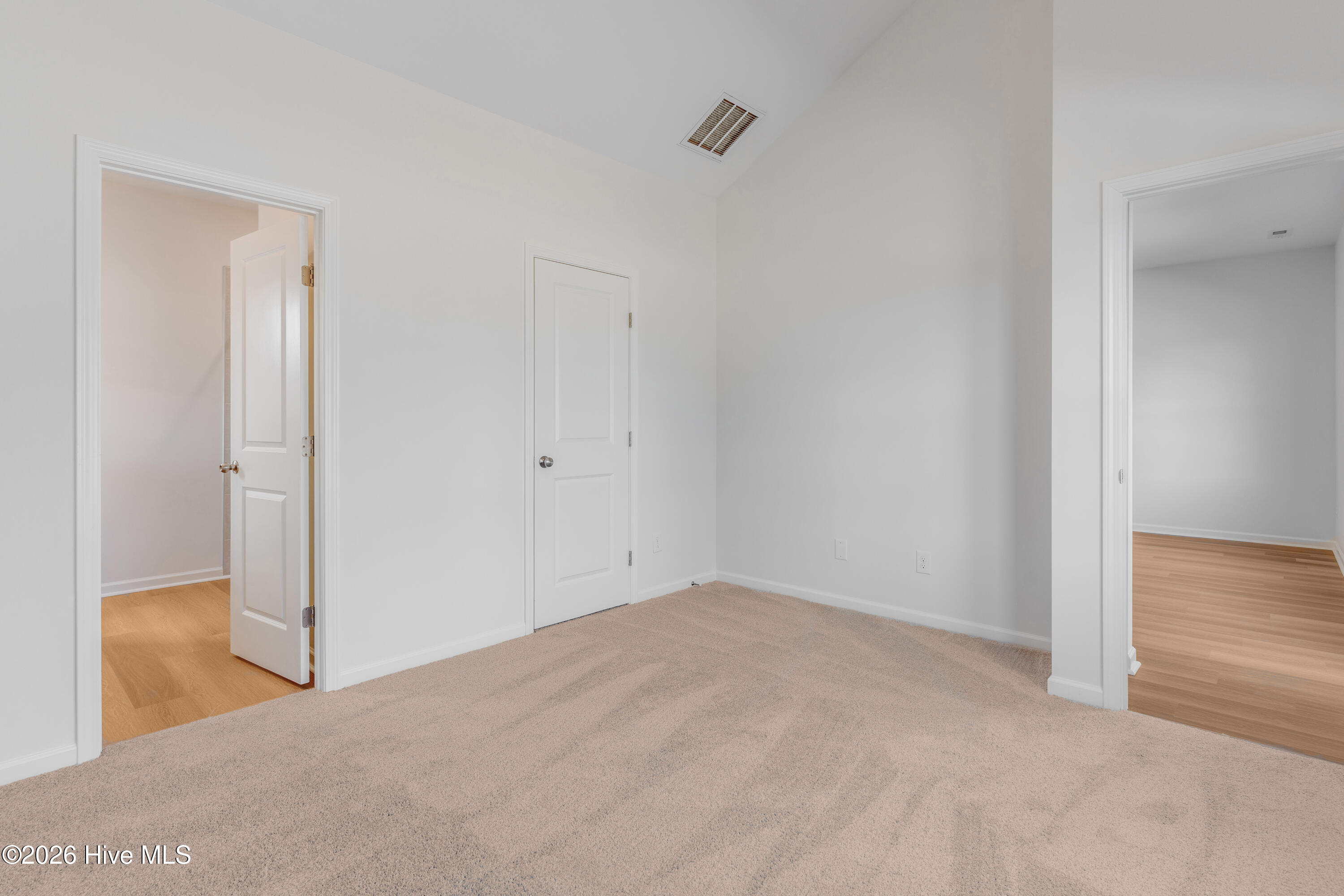 100563545 | Photo 18