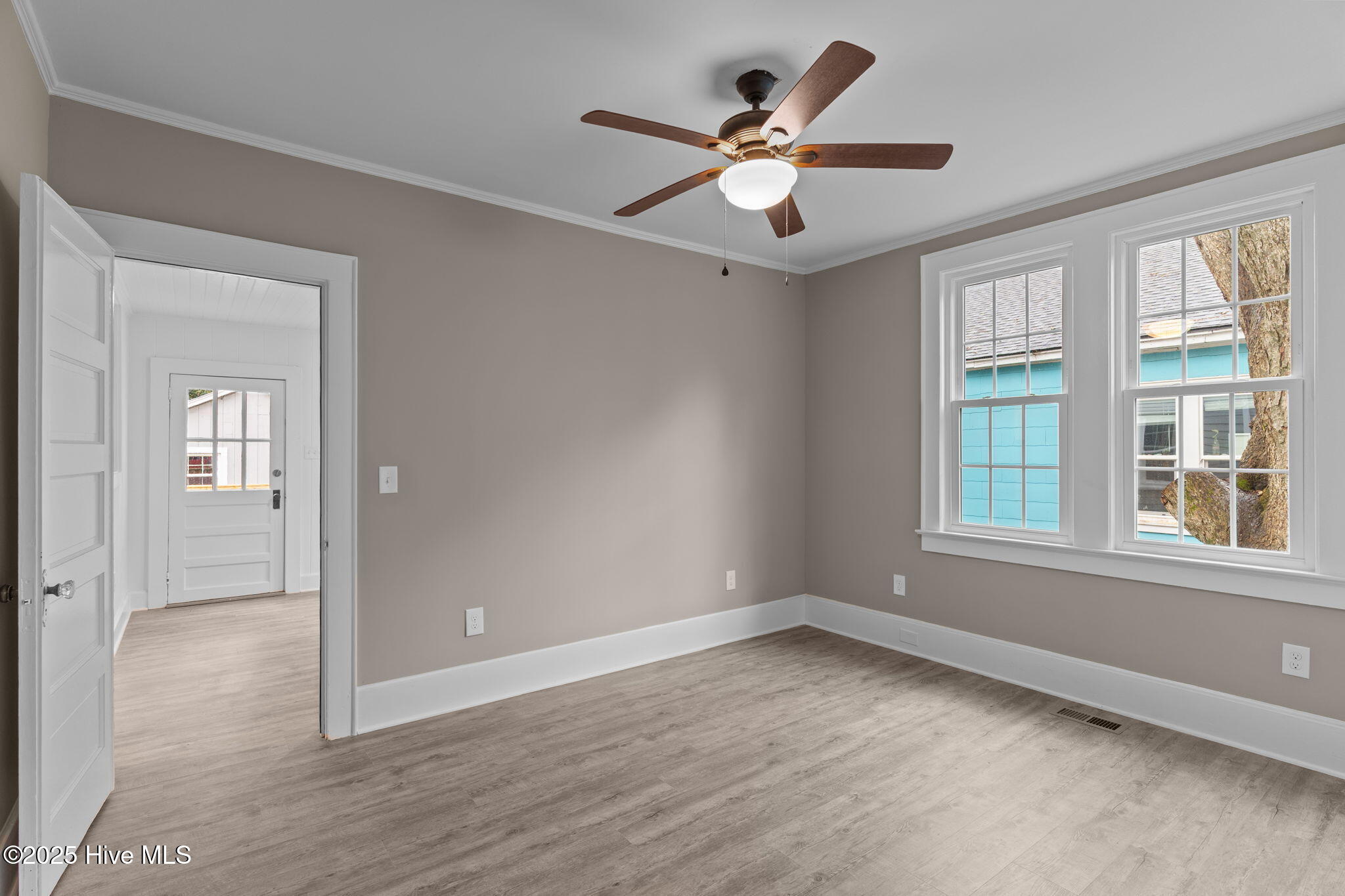 100542259 | Photo 25