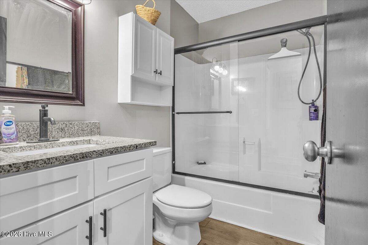 100565439 | Photo 16