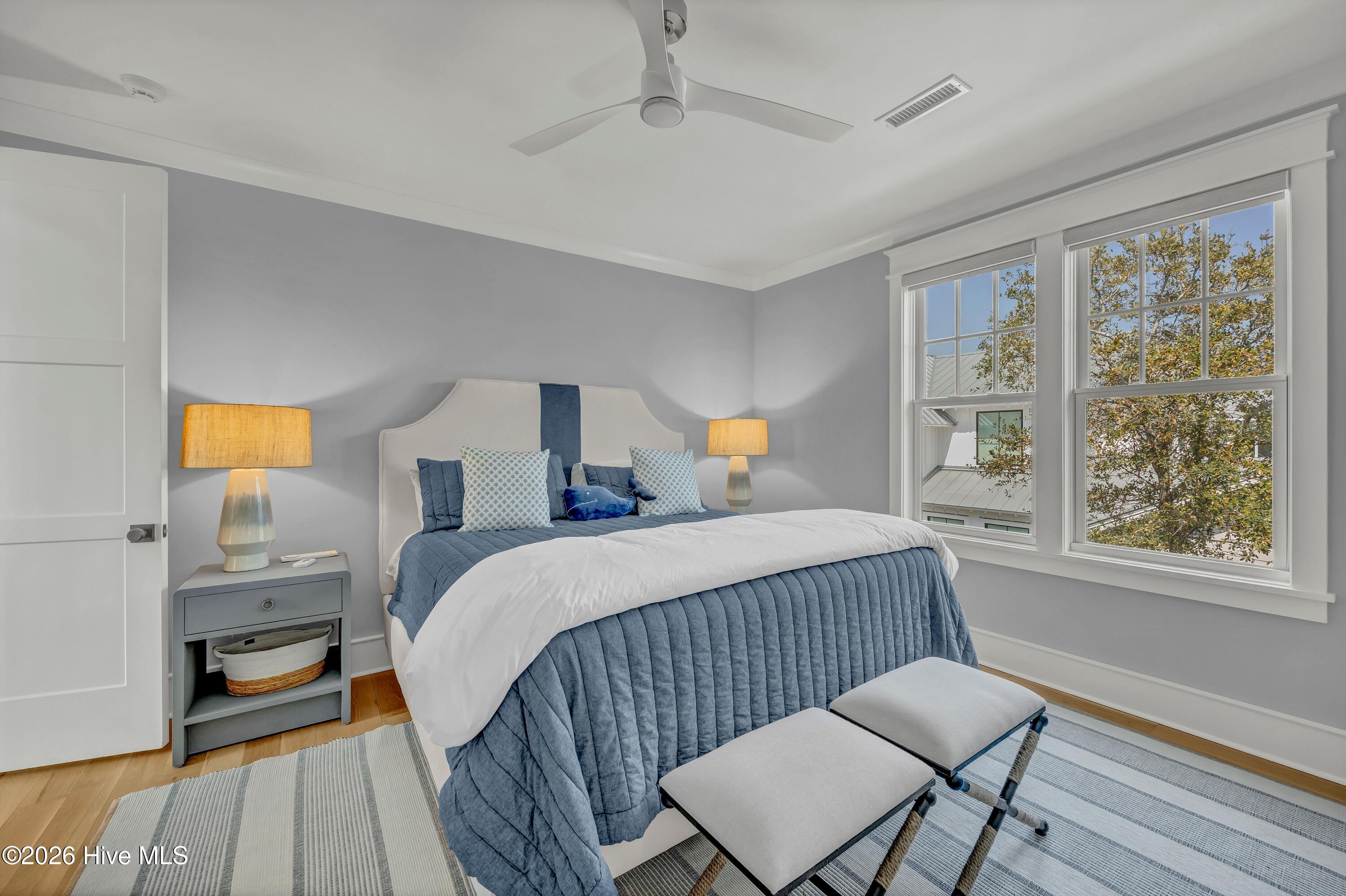 100567930 | Photo 36