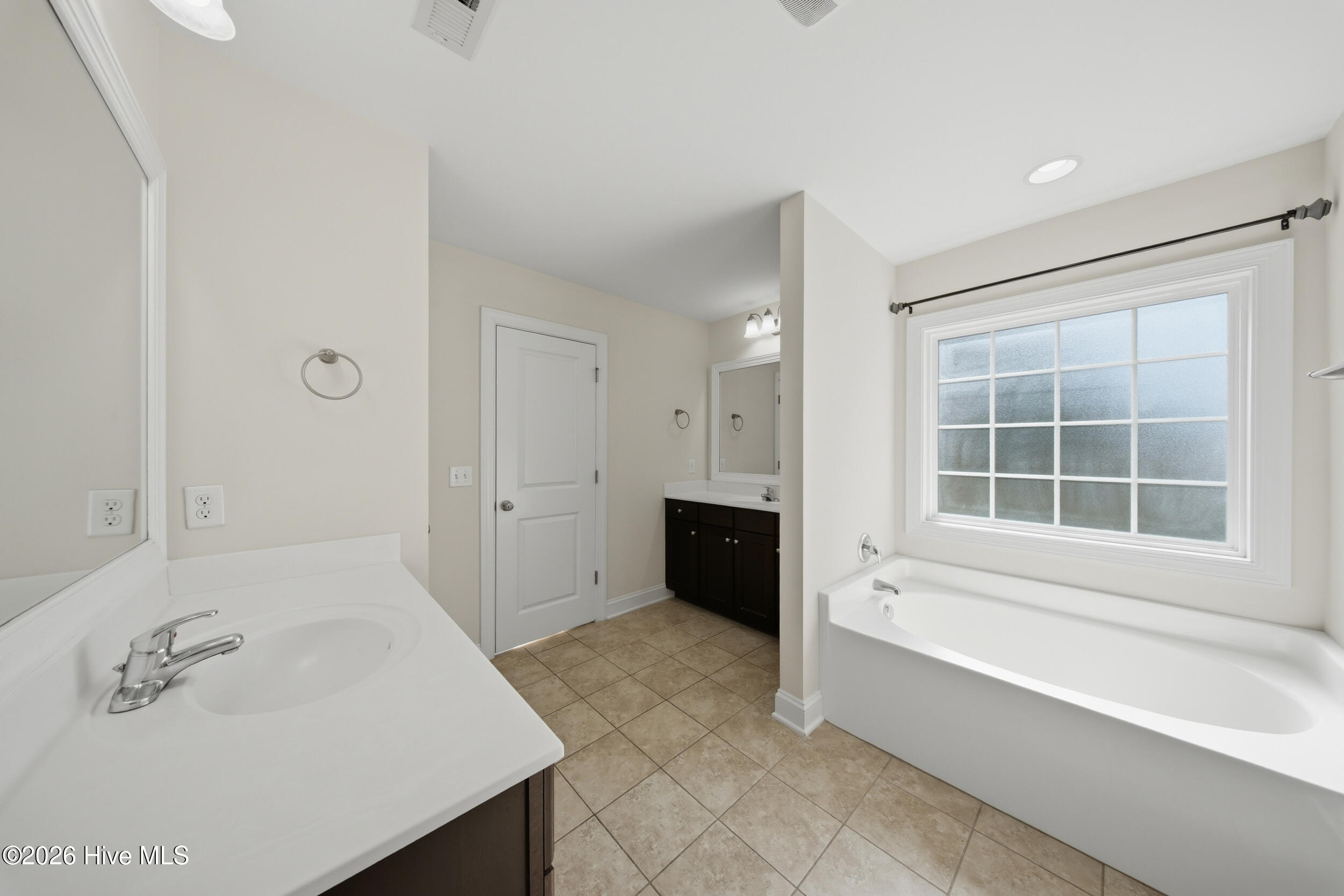 100564120 | Photo 37