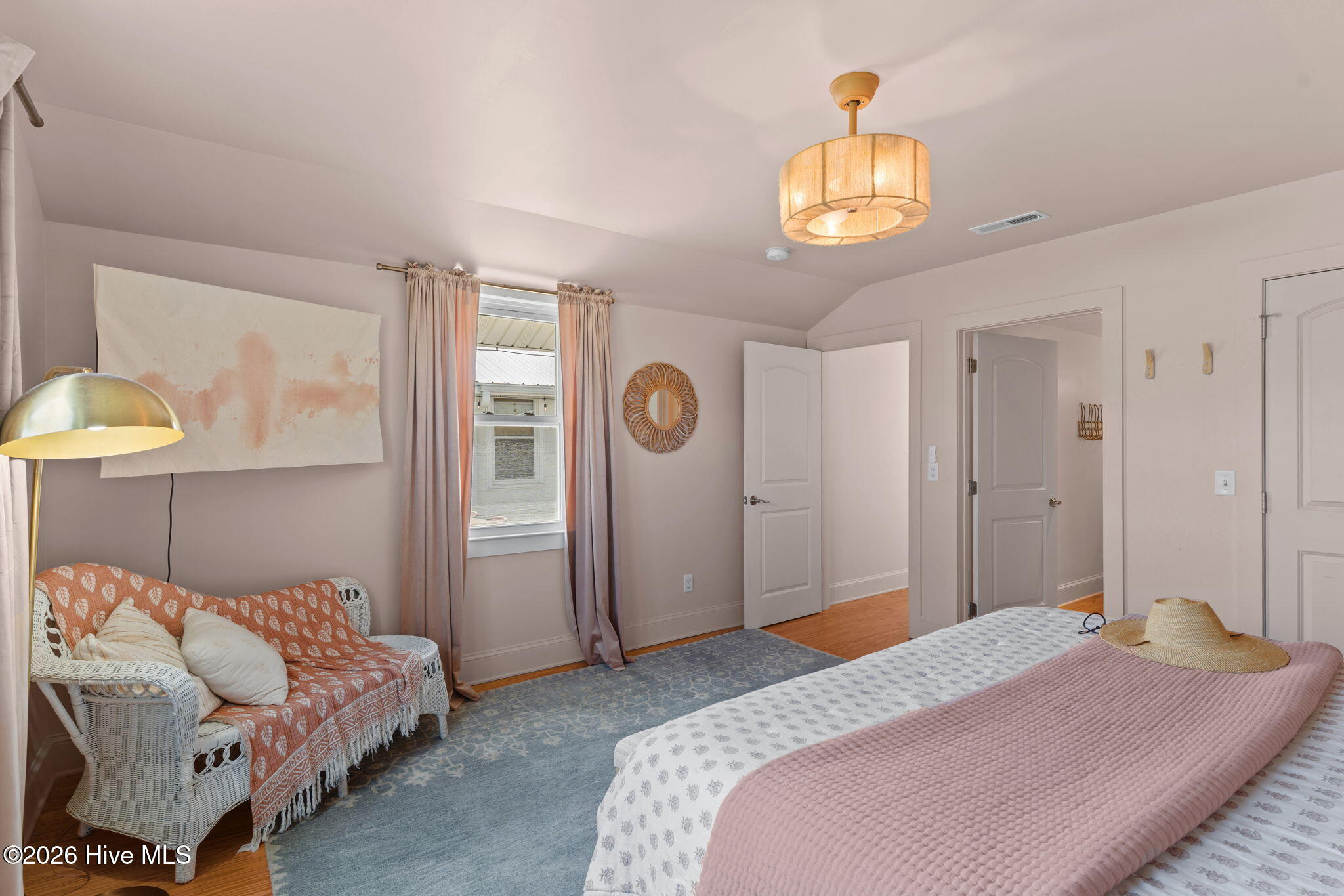 100565968 | Photo 20