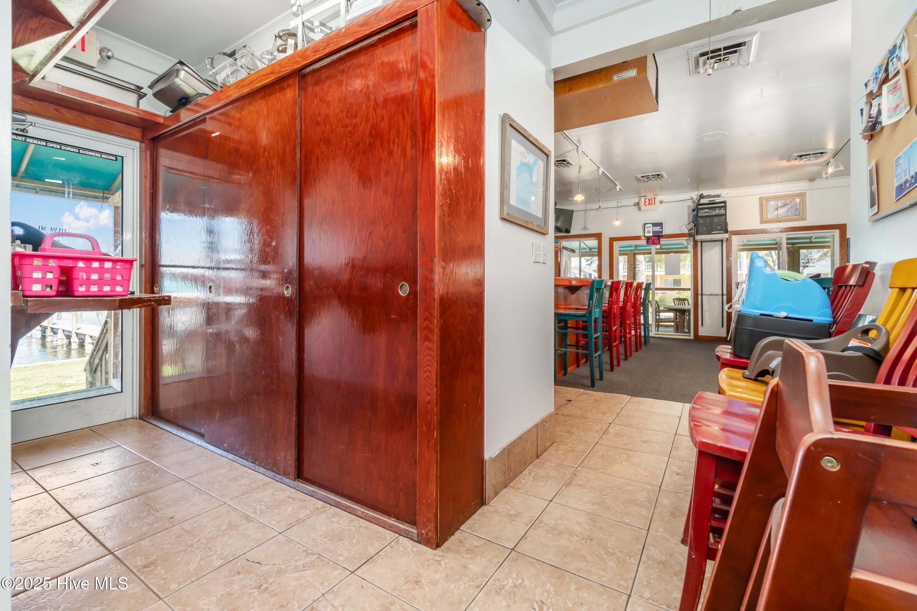 303 South Avenue,Oriental