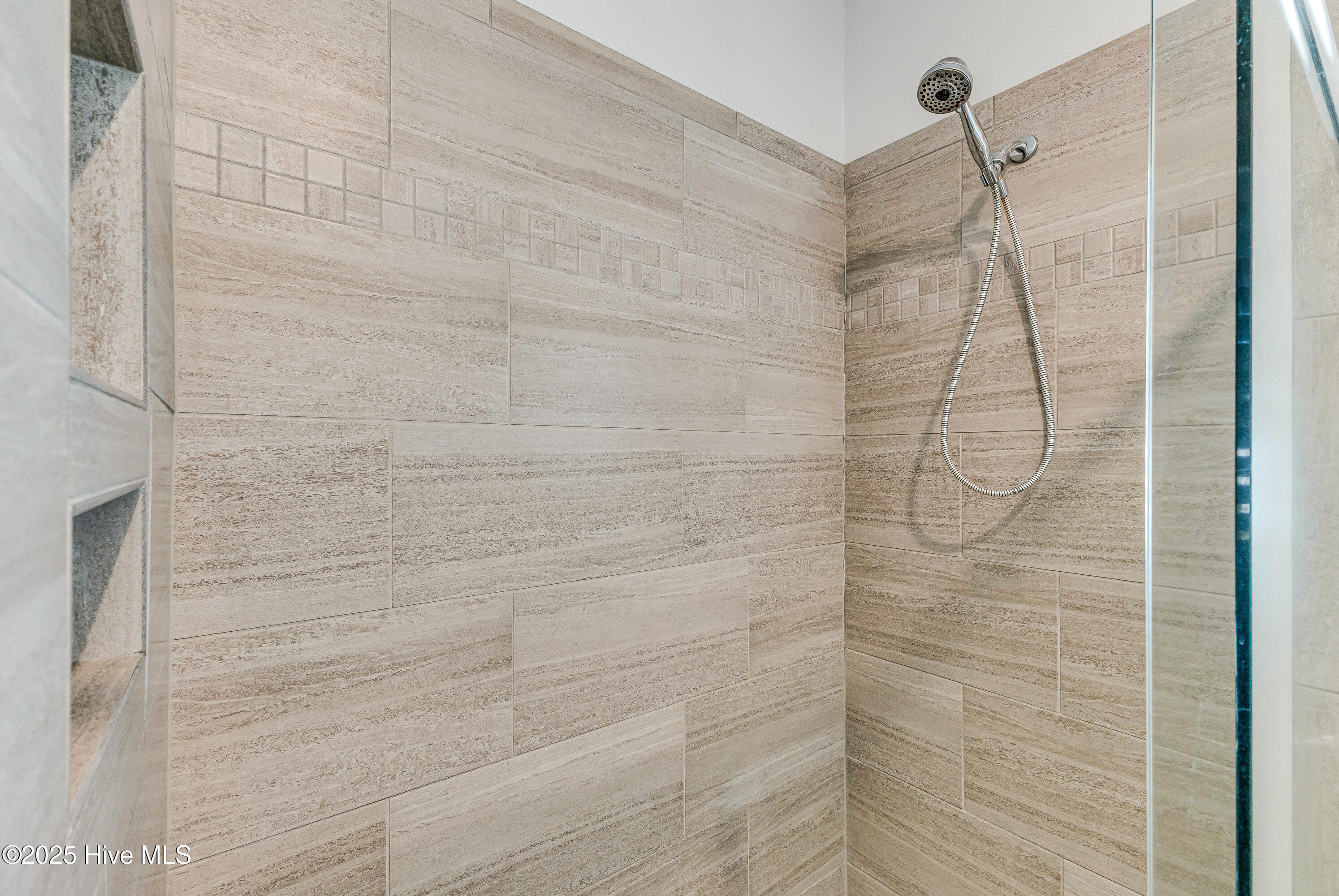 100523610 | Photo 22