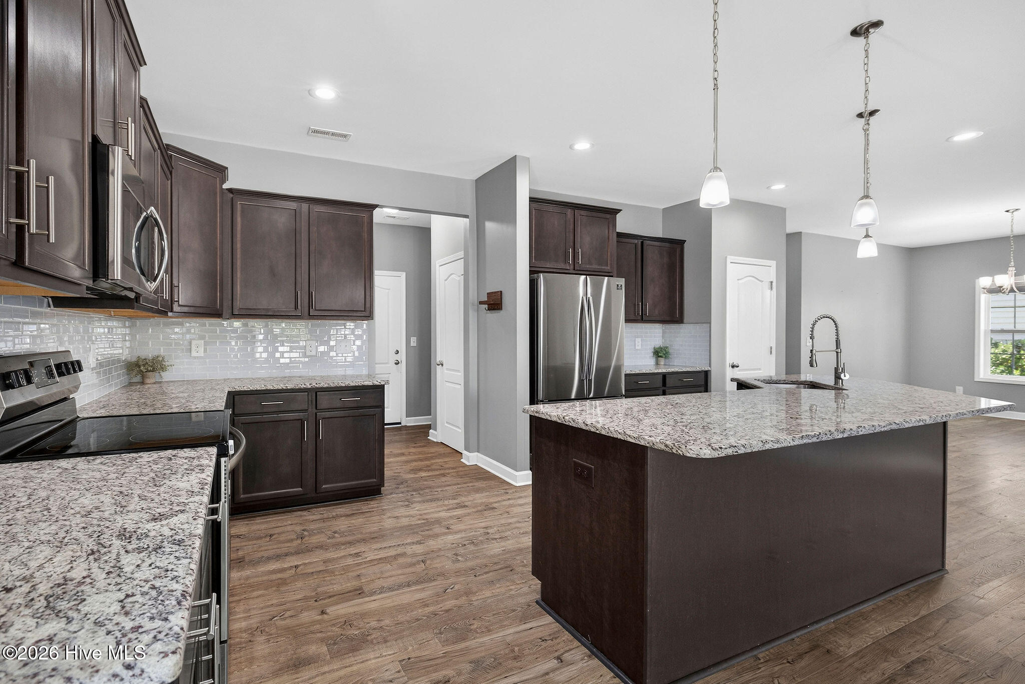 100564802 | Photo 11