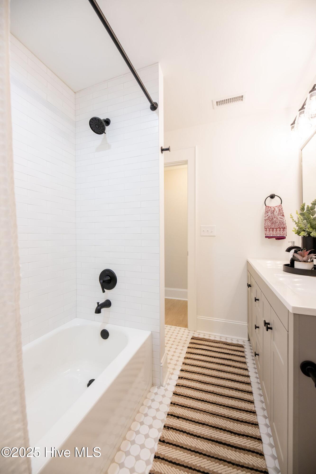 100492743 | Photo 50