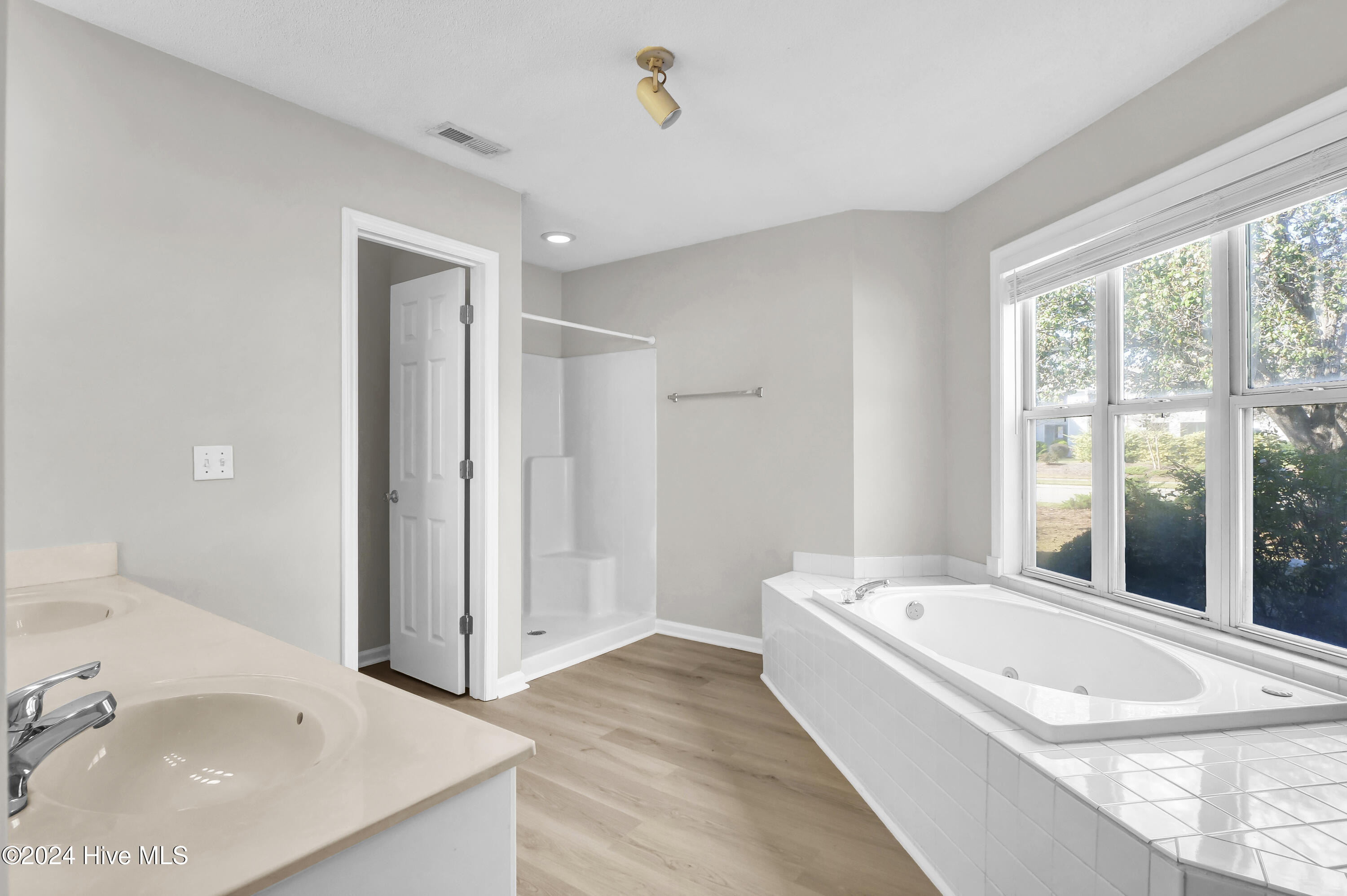 100544436 | Photo 16