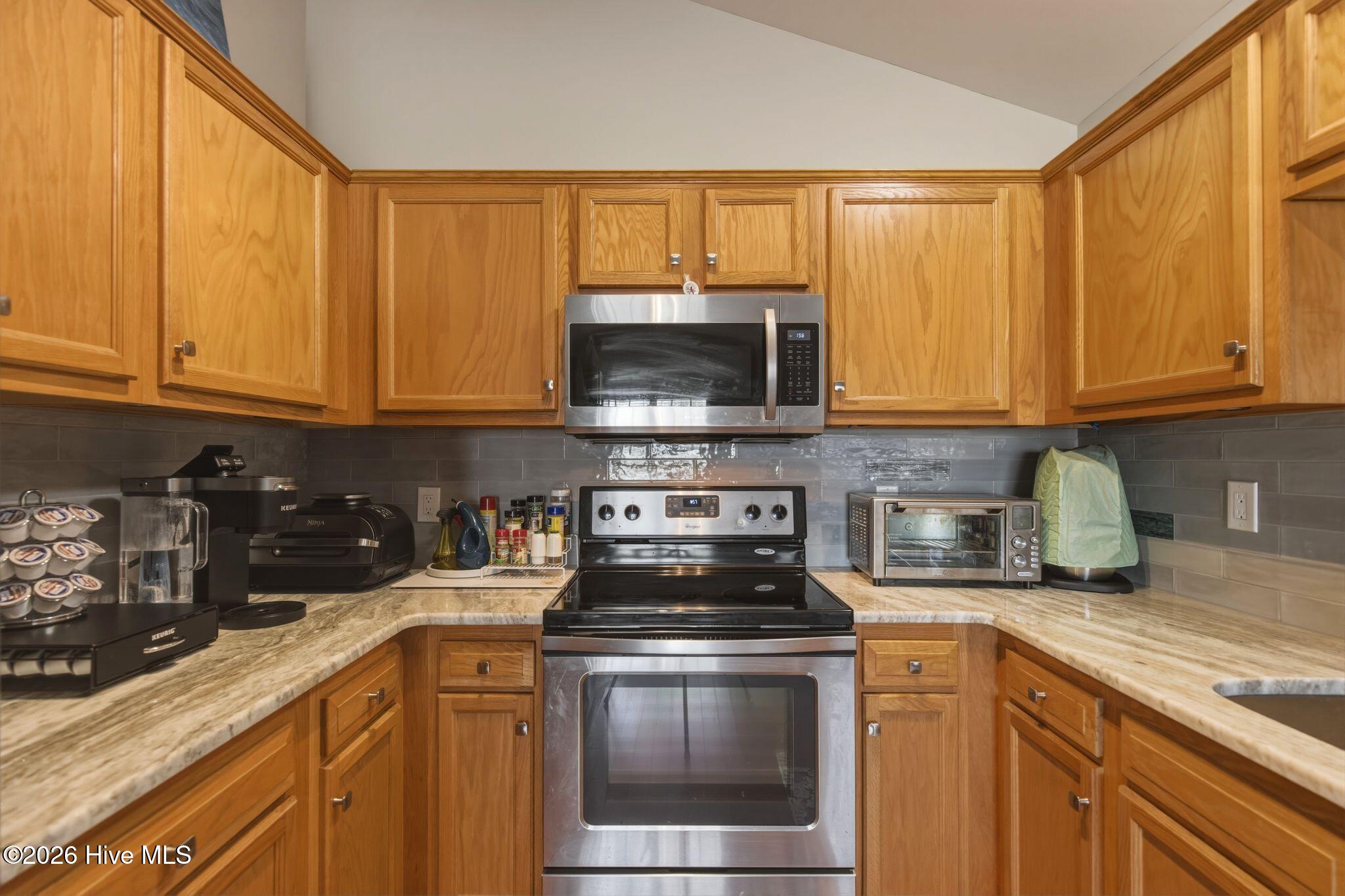 100562686 | Photo 15