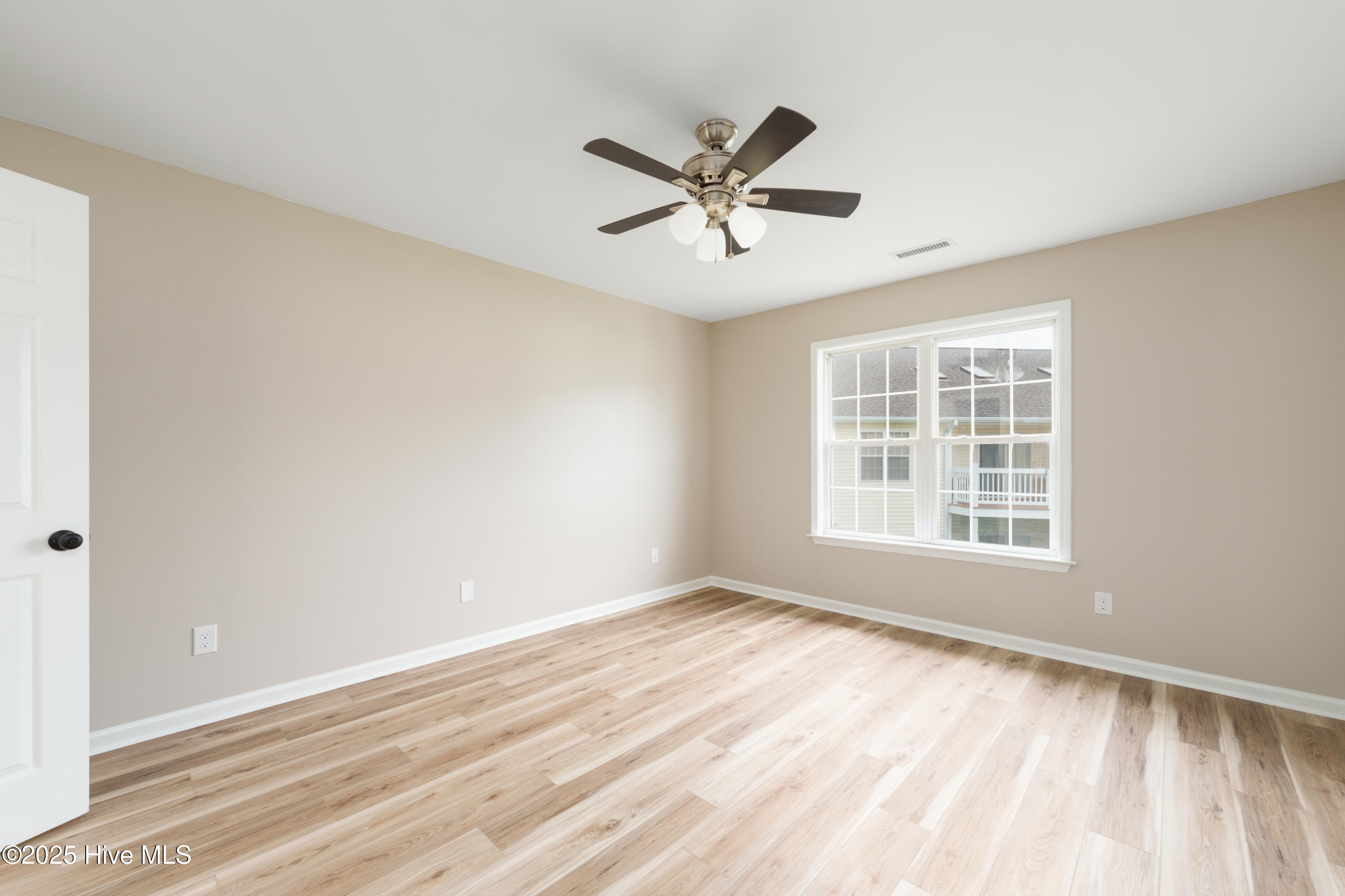 100530721 | Photo 13