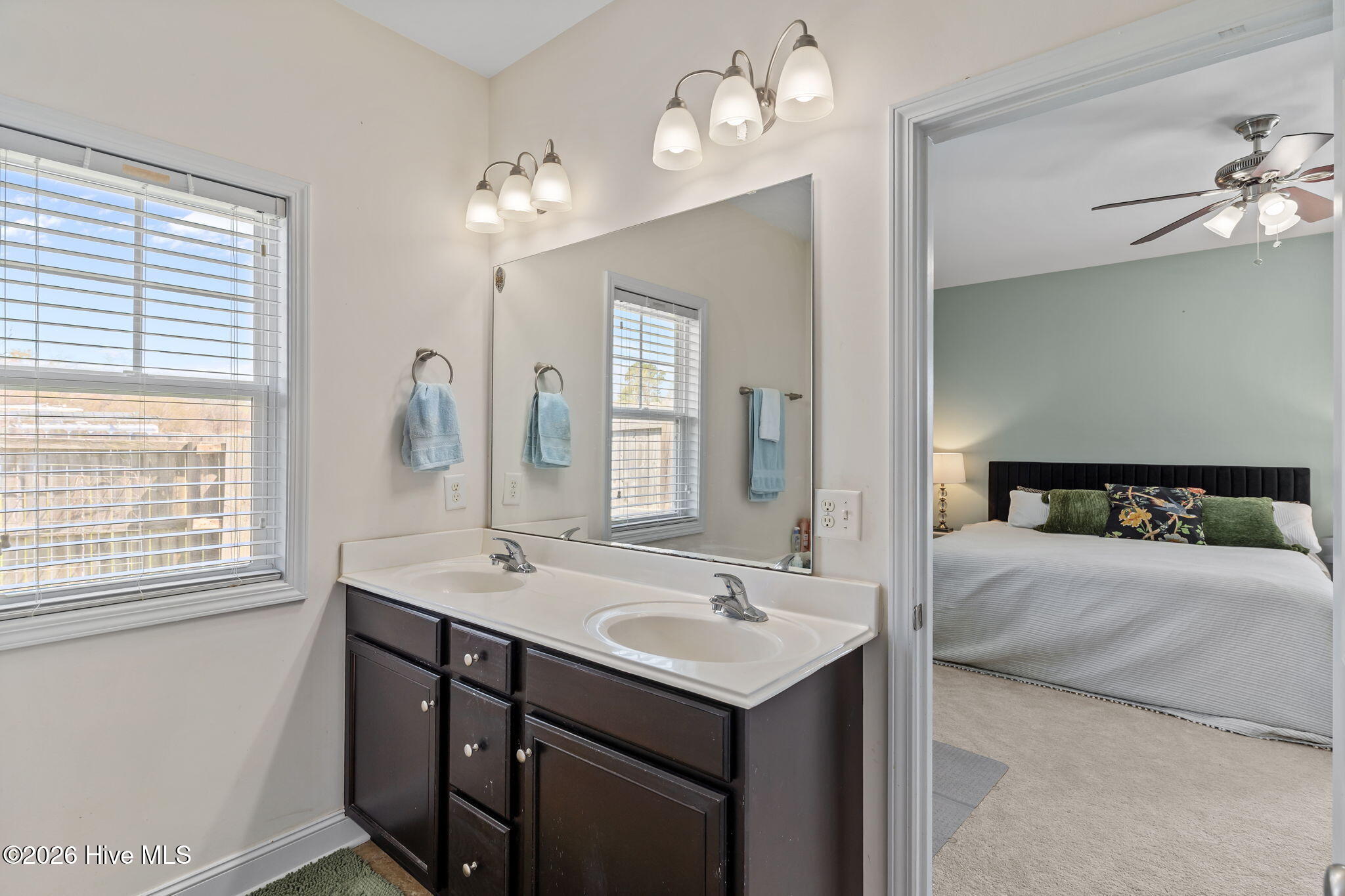 100561323 | Photo 22