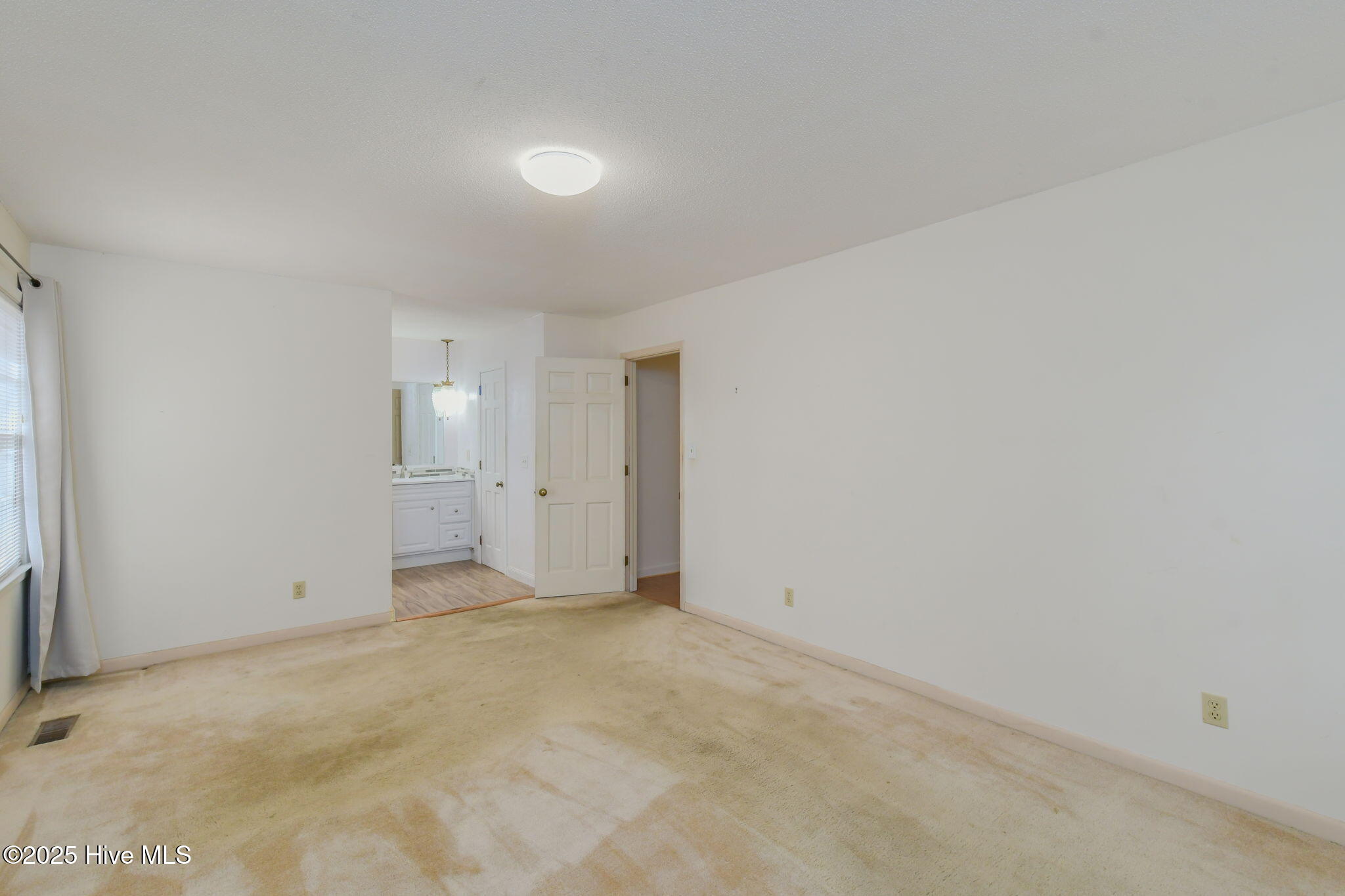 100521398 | Photo 14