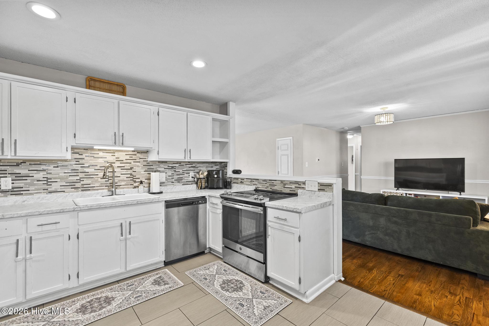 100553345 | Photo 12