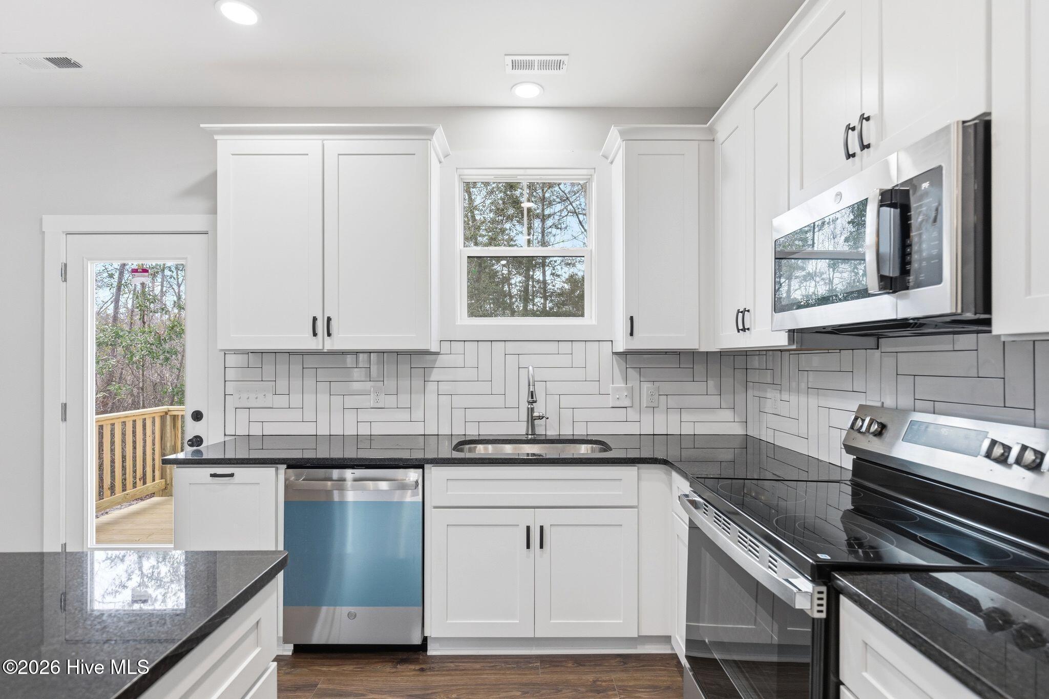 100559286 | Photo 14